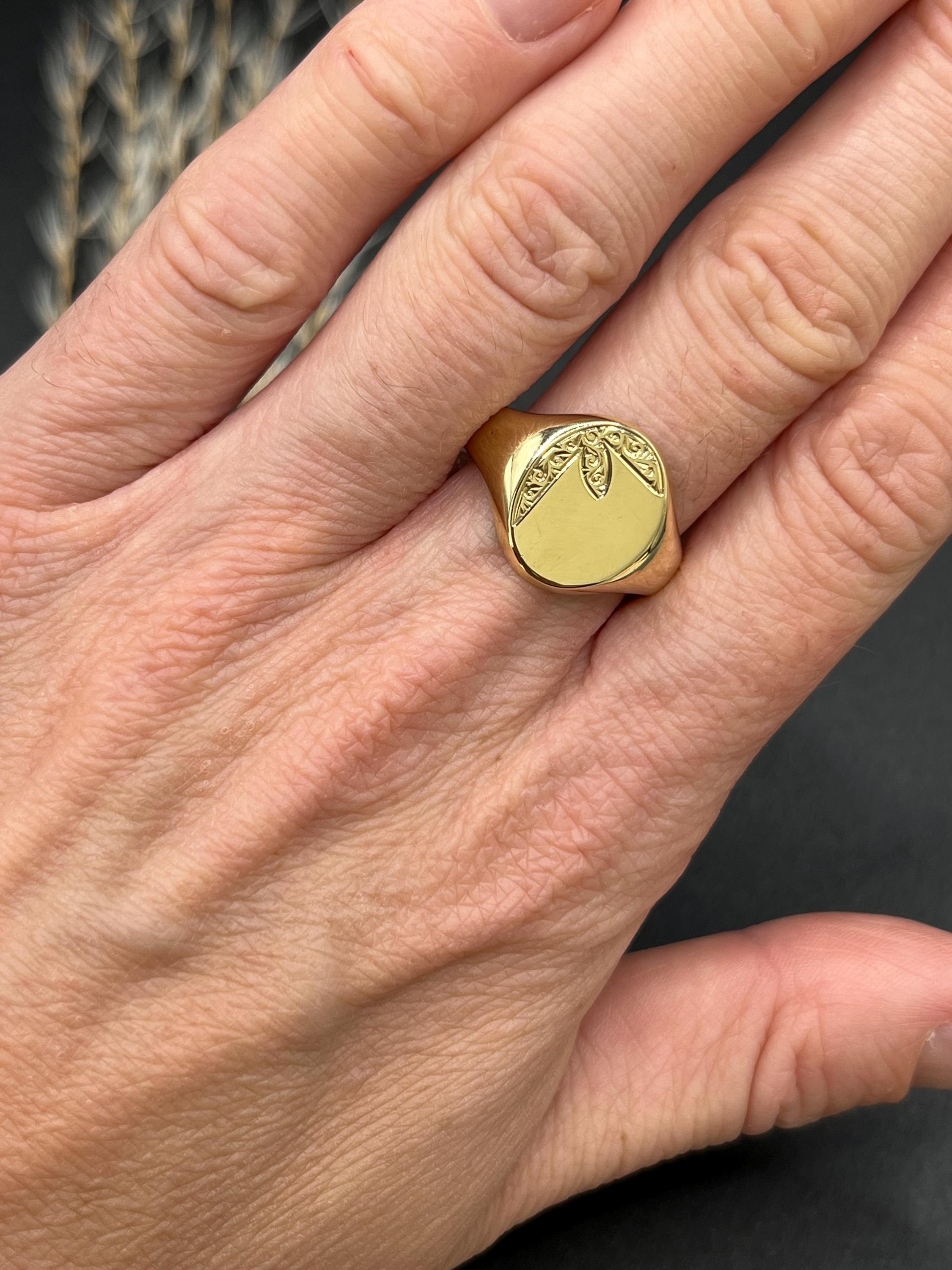 Anello con sigillo Vintage By 

Oro 9ct stampato 

Marchio Birmingham 1958

Maker's Mark G.G.

Un classico anello con sigillo della metà del secolo scorso in oro giallo 9ct, con marchio Birmingham 1958. L'anello presenta una faccia piatta e