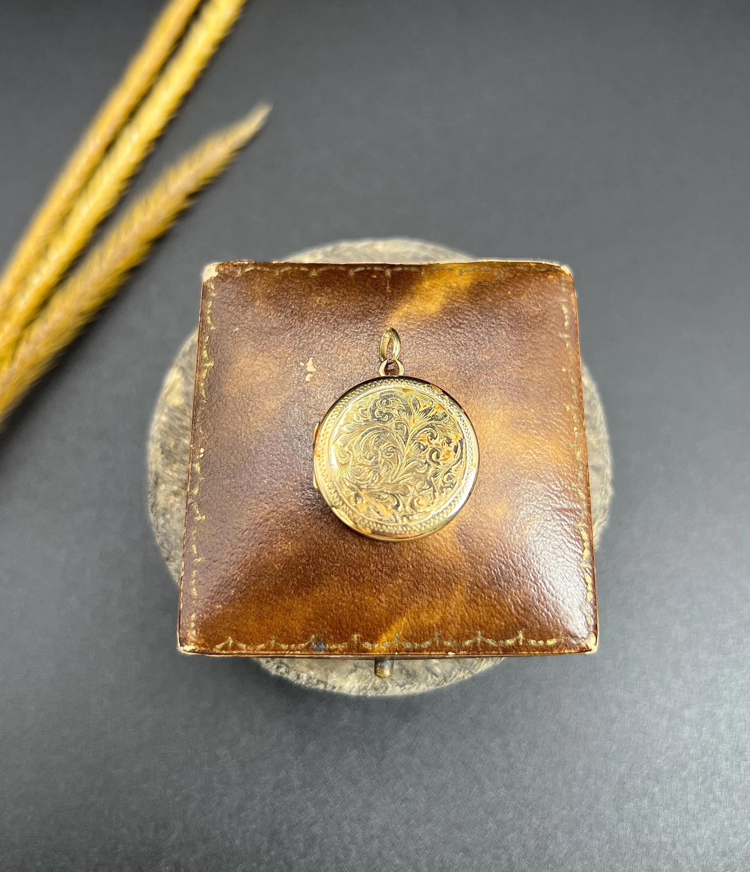 Antike Gold Medaillon 

9ct Gelbgold 

Gepunzt Chester 1957

Makers Mark B & S

* DIE GOLDENE KETTE IST SEPARAT ERHÄLTLICH. 

Dieses exquisite Medaillon aus 9-karätigem Gelbgold aus den 1950er Jahren ist eine Reise in die Vergangenheit. Dieses