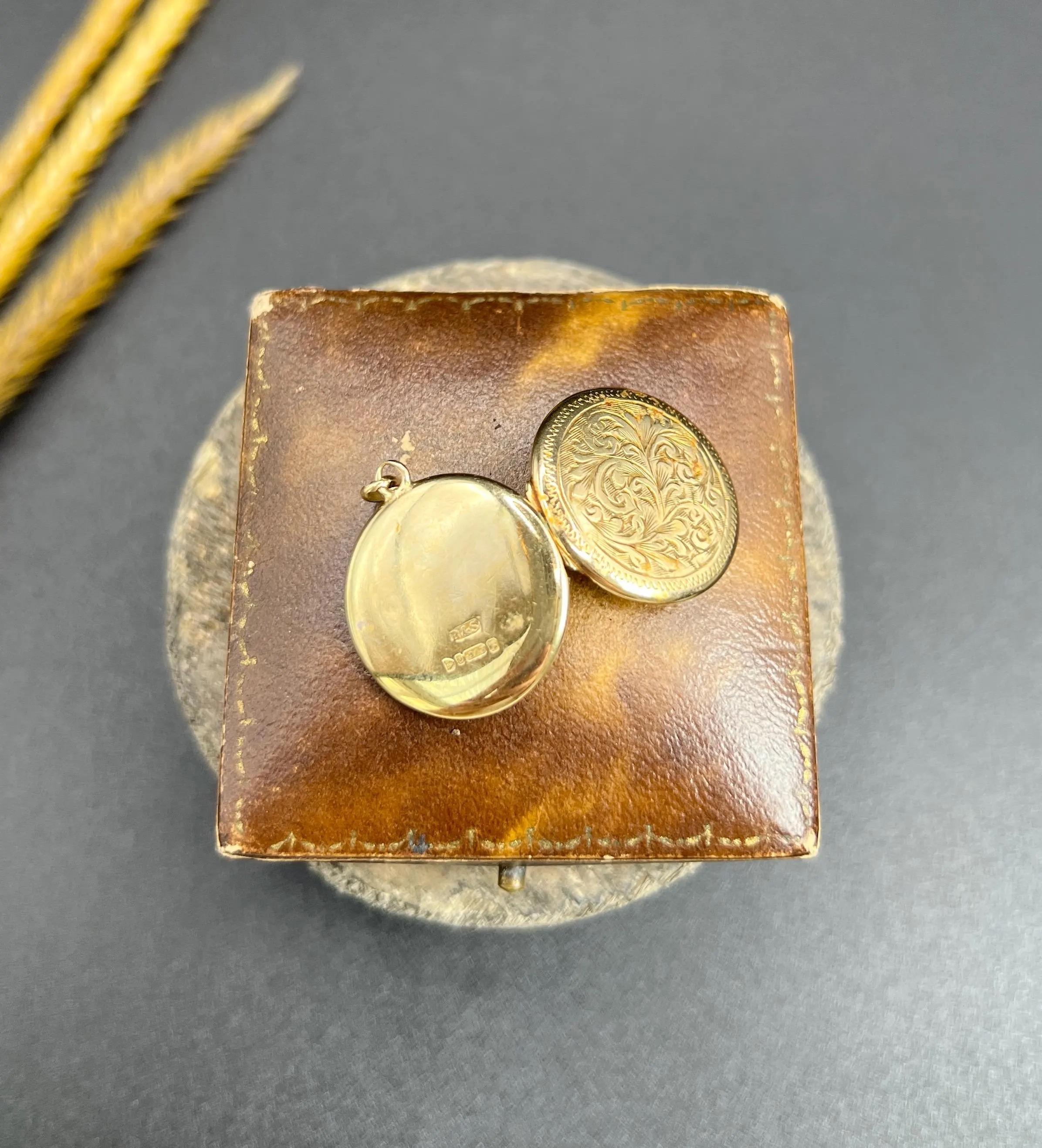 Rundes Vintage-Medaillon aus 9 Karat Gelbgold, mit Paisleymuster und Gravur, gestempelt, gestempelter Chester 1957 im Zustand „Gut“ im Angebot in Brighton, GB