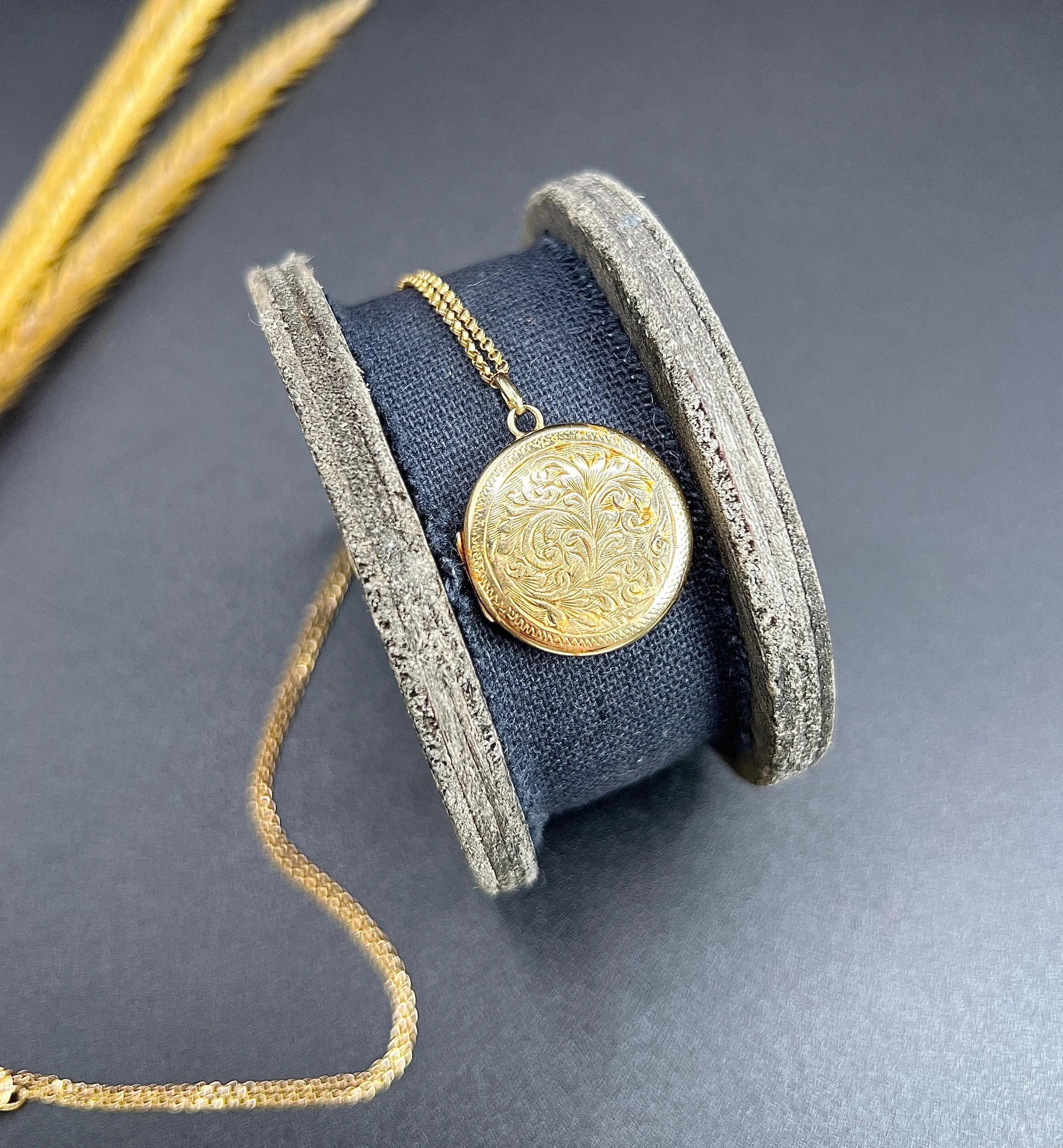 Rundes Vintage-Medaillon aus 9 Karat Gelbgold, mit Paisleymuster und Gravur, gestempelt, gestempelter Chester 1957 im Angebot 1