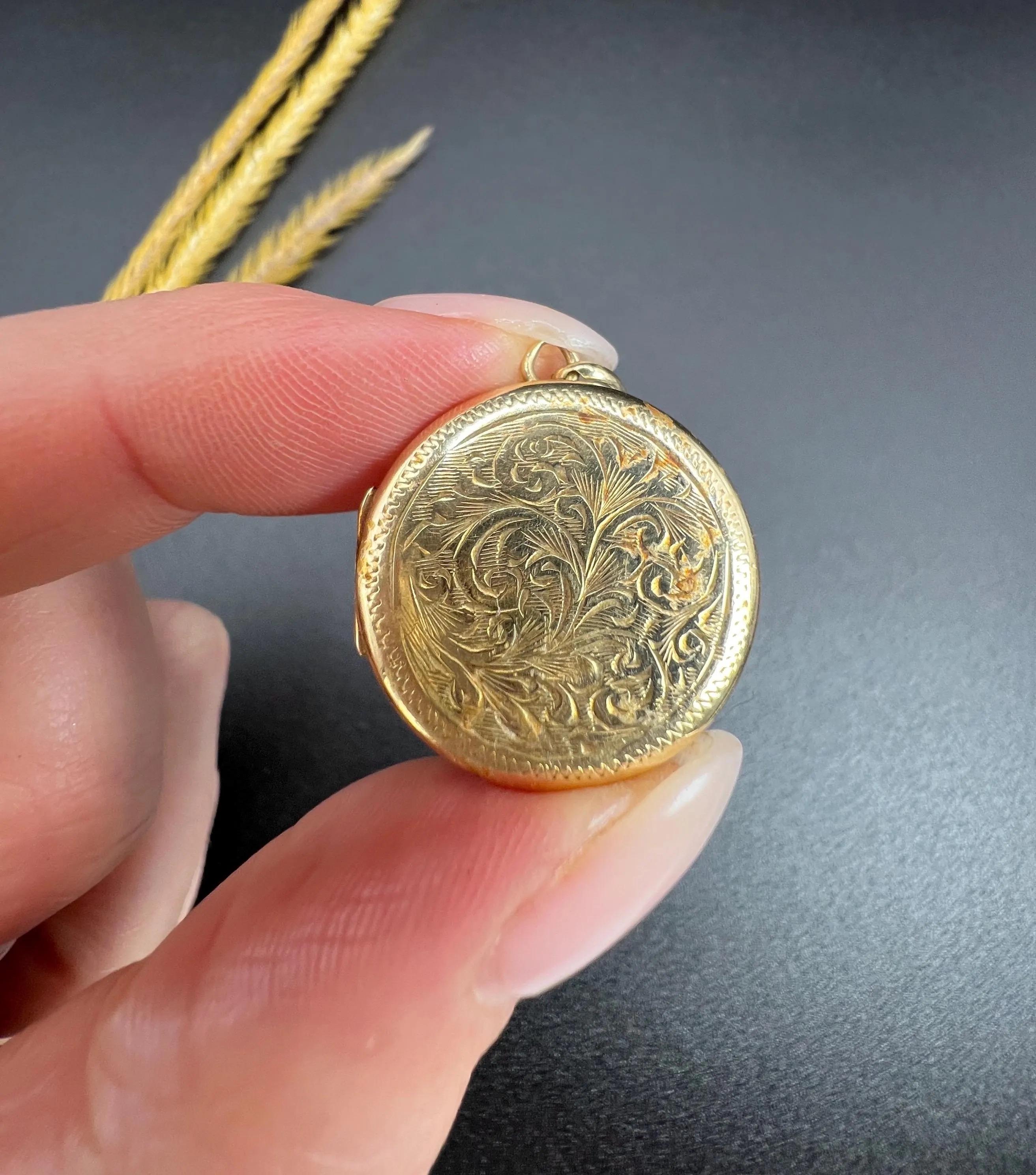 Rundes Vintage-Medaillon aus 9 Karat Gelbgold, mit Paisleymuster und Gravur, gestempelt, gestempelter Chester 1957 im Angebot 4
