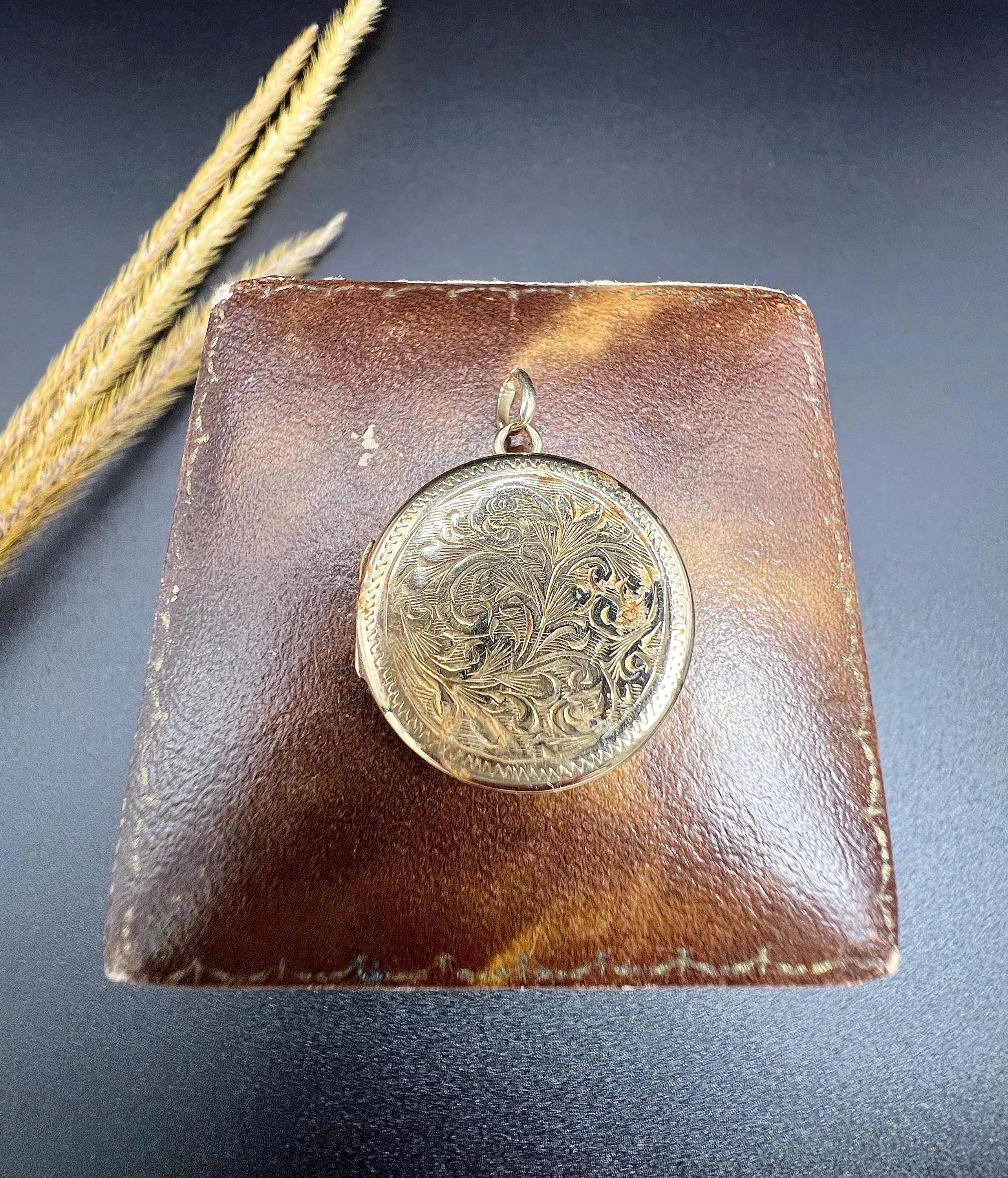 Rundes Vintage-Medaillon aus 9 Karat Gelbgold, mit Paisleymuster und Gravur, gestempelt, gestempelter Chester 1957 im Angebot 5