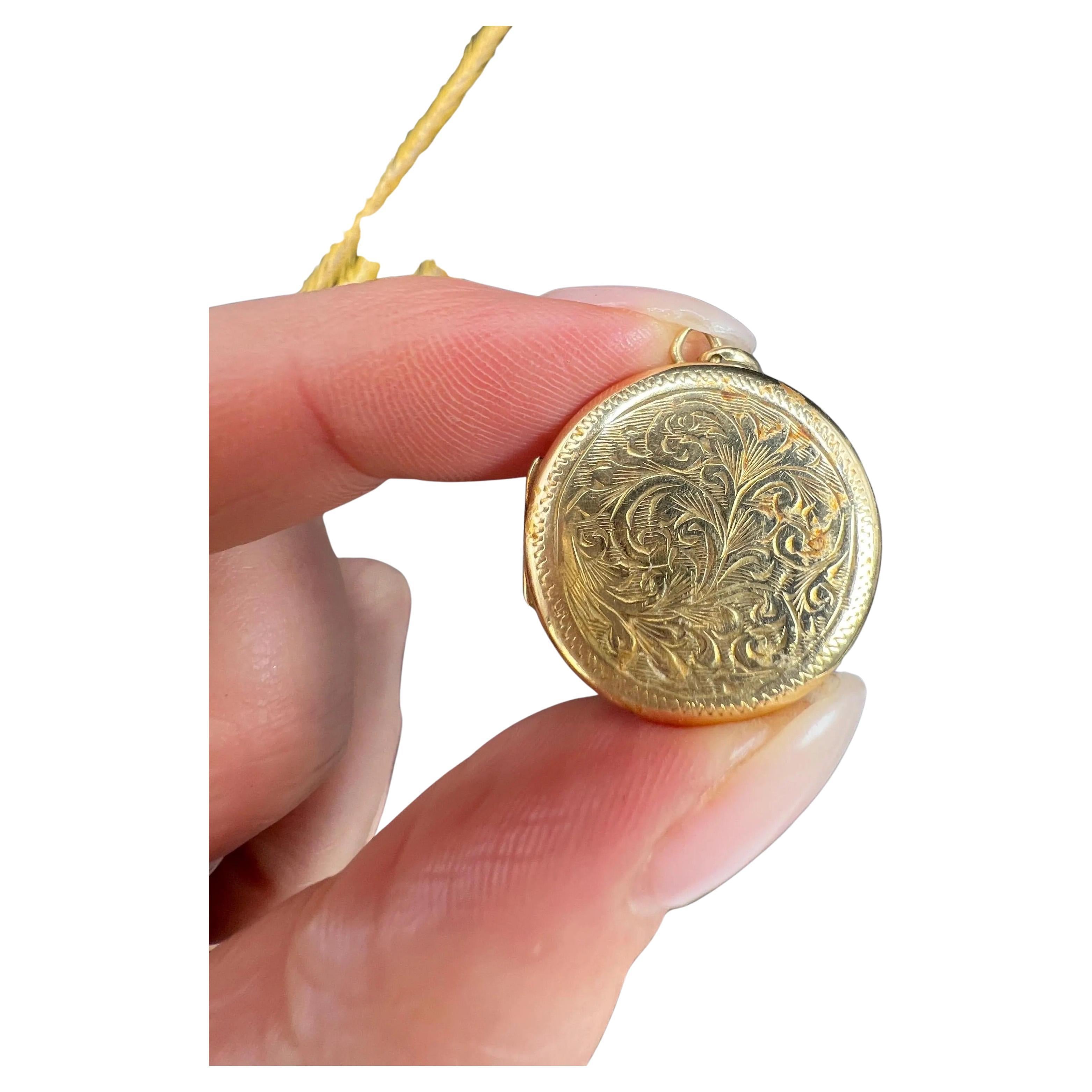 Rundes Vintage-Medaillon aus 9 Karat Gelbgold, mit Paisleymuster und Gravur, gestempelt, gestempelter Chester 1957 im Angebot