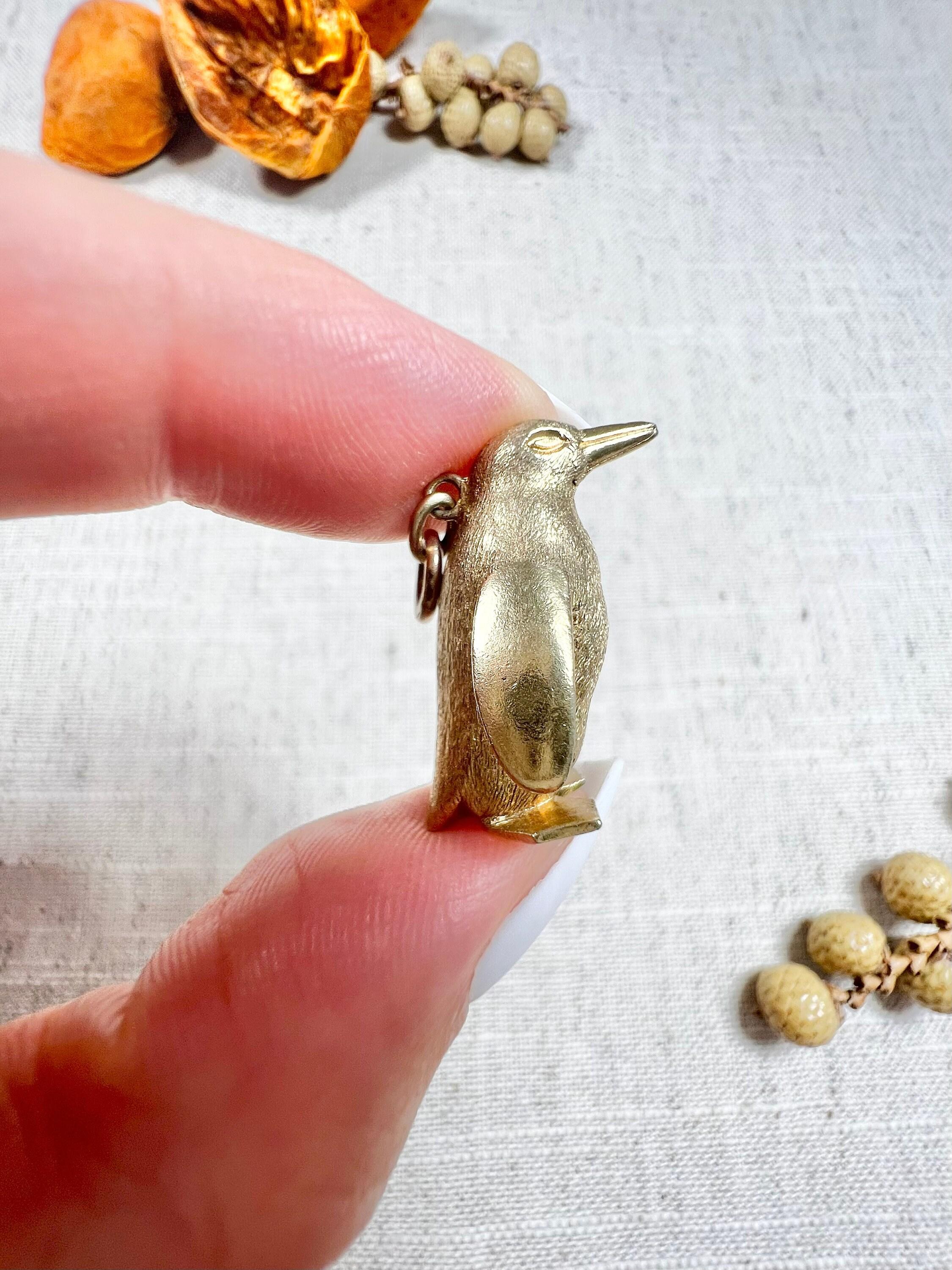 Vintage 9ct Yellow Gold Penguin Pendant In Good Condition For Sale In Brighton, GB
