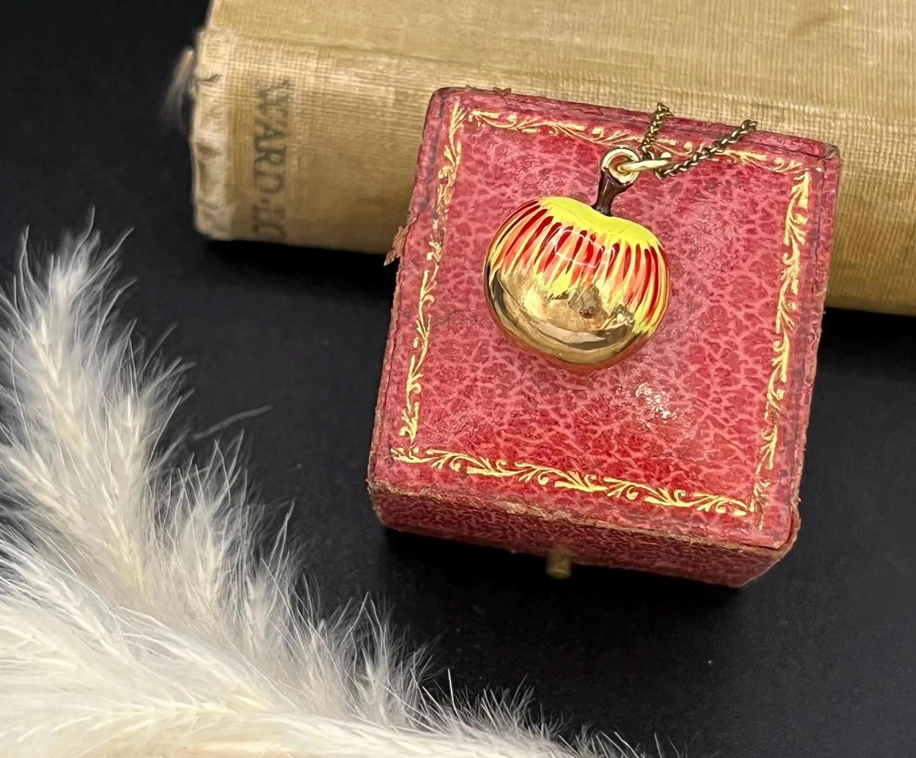 Vintage 9ct Yellow Gold, Red and Yellow Enamel Apple Pendant Charm For Sale 7