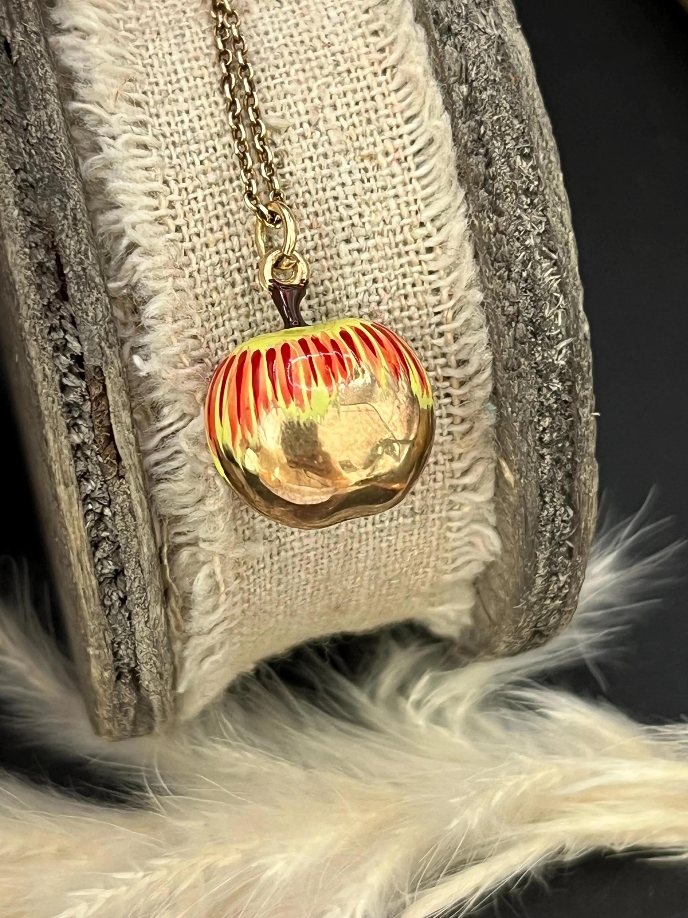 Vintage Enamel Apple Pendant

9ct Yellow Gold 

Hallmarked London 1970

* THE CHAIN IS SOLD SEPARATELY 

Crafted in warm 9ct gold and vibrantly hand-enameled in rich red and yellow, this charming apple pendant is a miniature ode to 1970s whimsy.