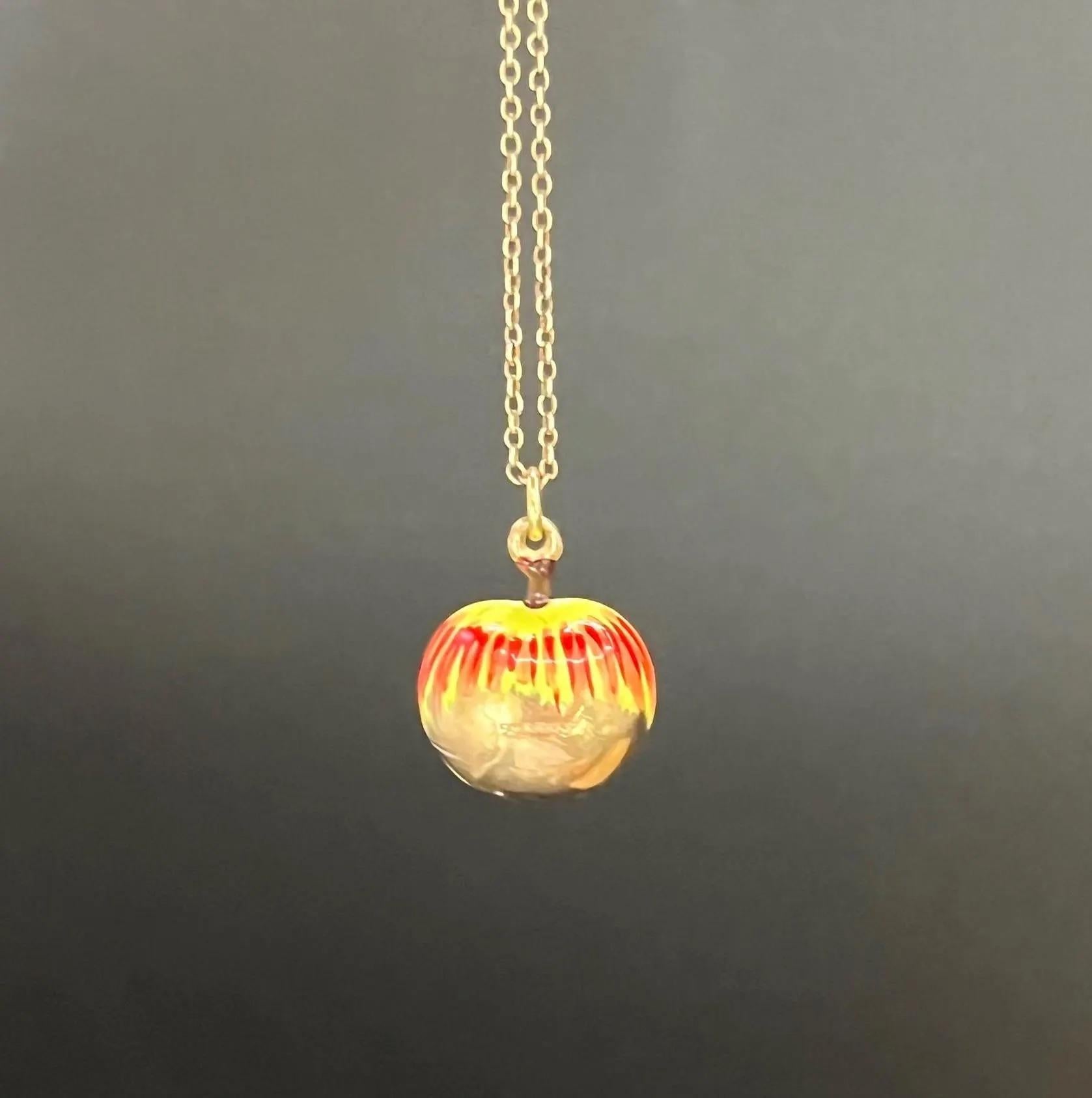 Vintage 9ct Yellow Gold, Red and Yellow Enamel Apple Pendant Charm In Good Condition For Sale In Brighton, GB