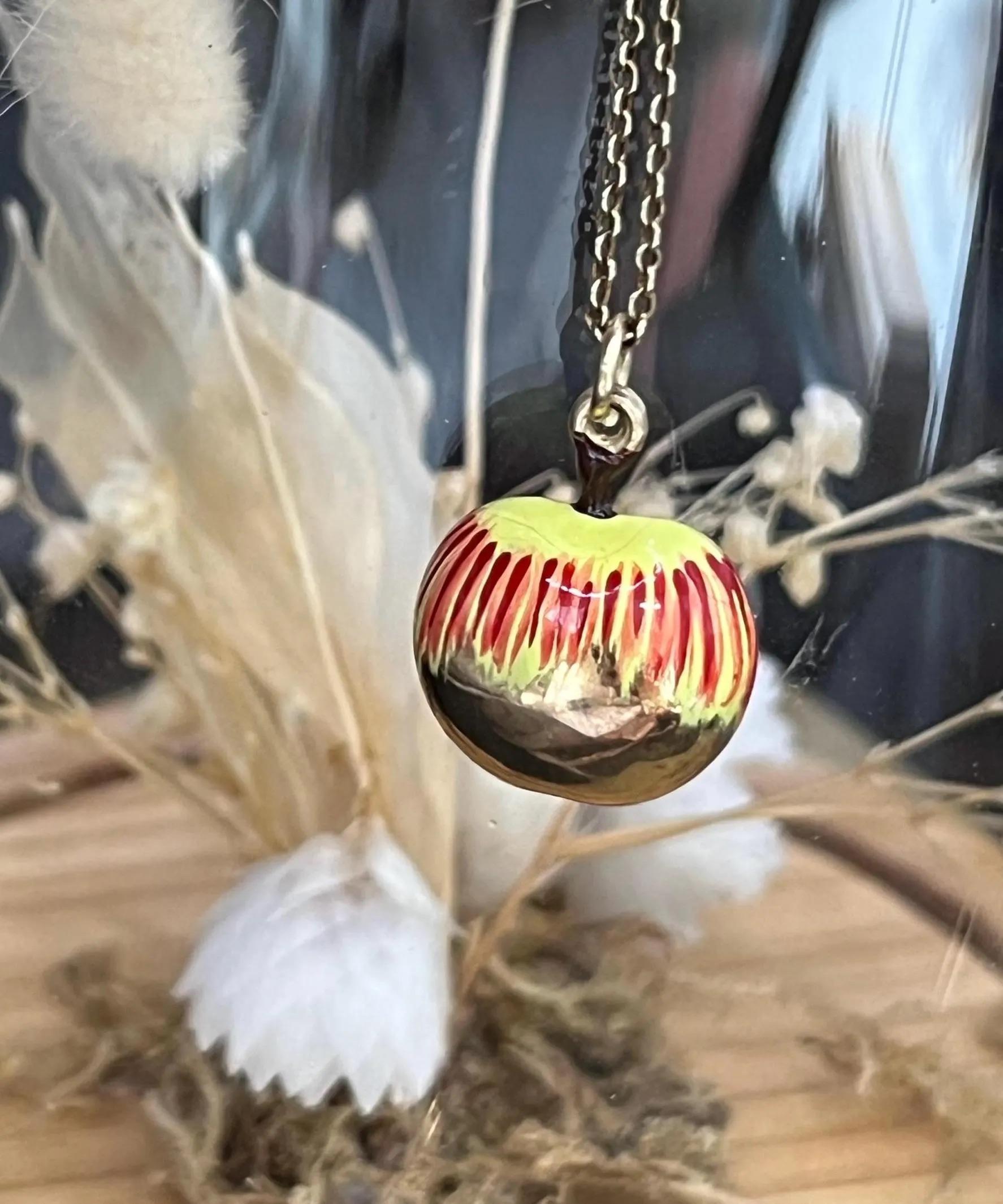 Vintage 9ct Yellow Gold, Red and Yellow Enamel Apple Pendant Charm For Sale 1