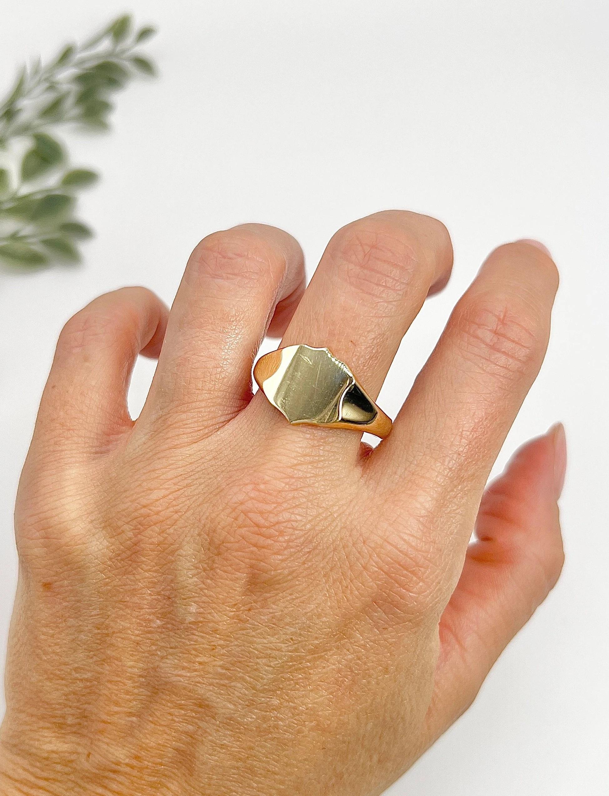 Vintage 9ct Yellow Gold, Shield Shaped Signet Ring, Hallmarked London 1963 For Sale 7