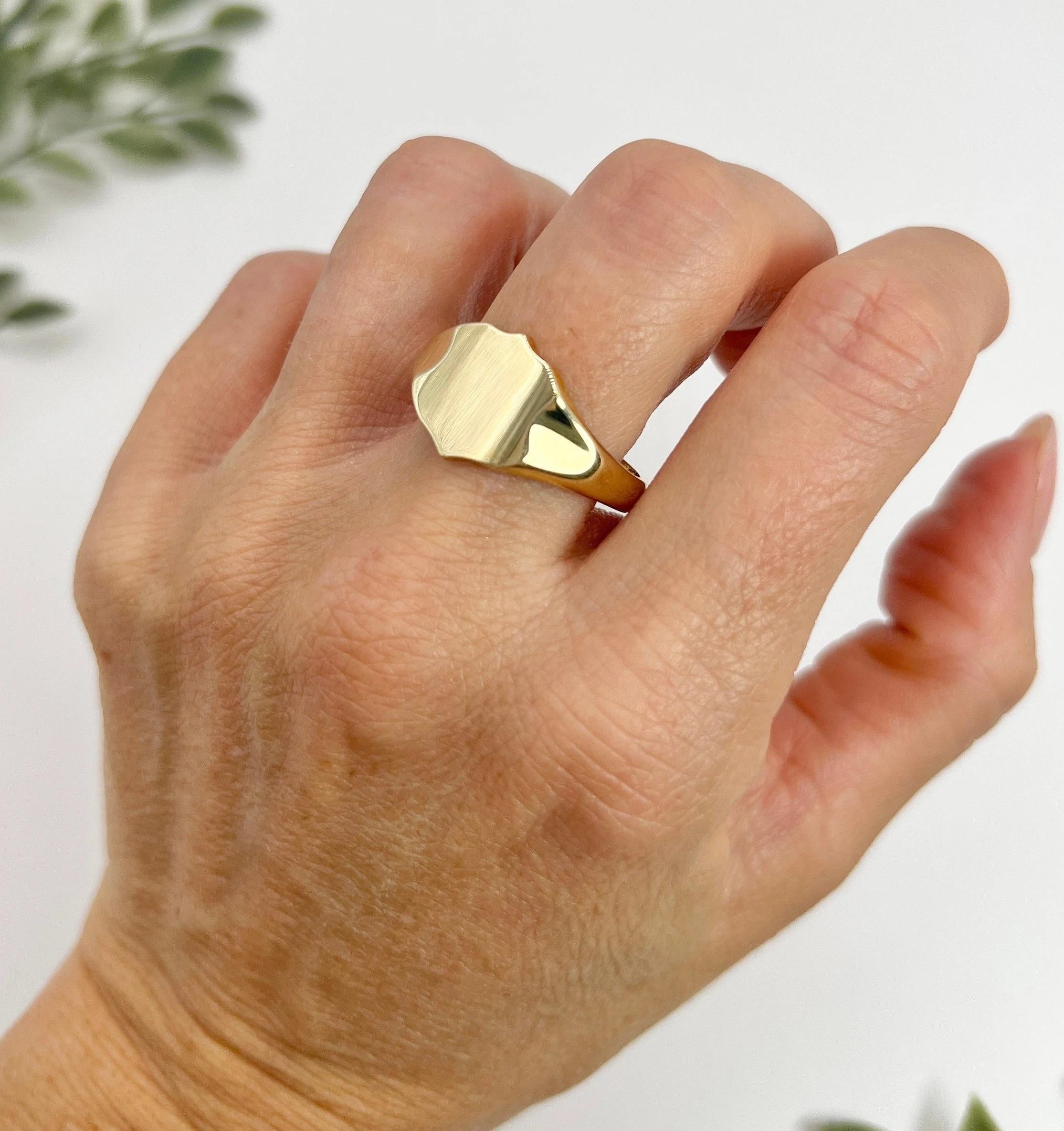 Vintage Signet Ring

9ct Gold Stamped

Hallmarked London 1963

Makers Mark B K T 

Introducing a stunning 9ct yellow gold signet ring, featuring an elegant shield shape that exudes sophistication and class. This ring boasts a lovely polished surface