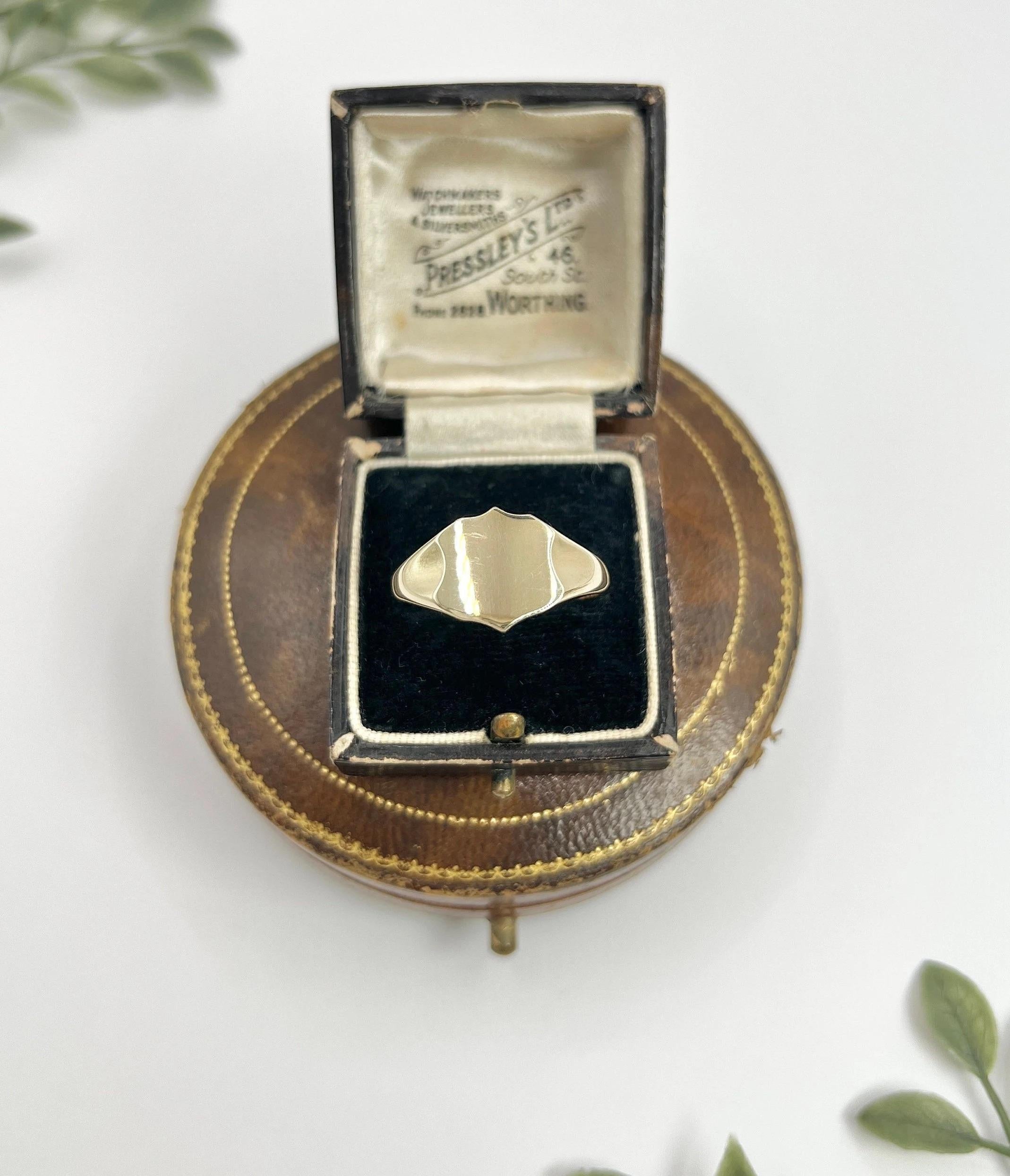 Vintage 9ct Yellow Gold, Shield Shaped Signet Ring, Hallmarked London 1963 In Good Condition For Sale In Brighton, GB