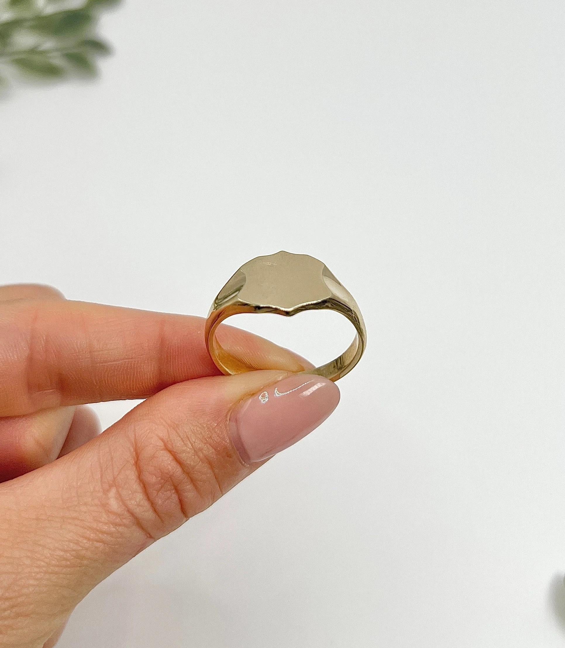 Women's or Men's Vintage 9ct Yellow Gold, Shield Shaped Signet Ring, Hallmarked London 1963 For Sale