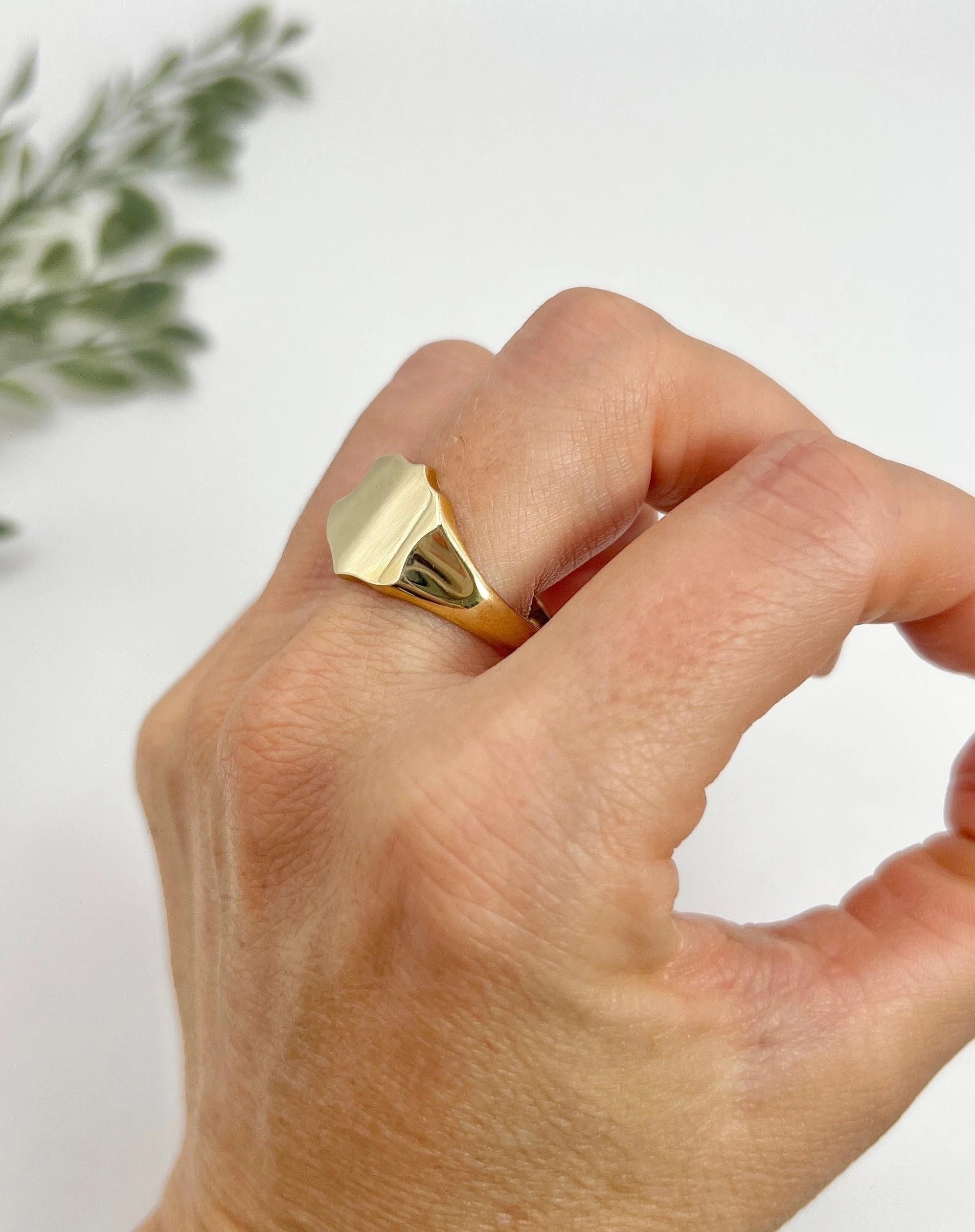 Vintage 9ct Yellow Gold, Shield Shaped Signet Ring, Hallmarked London 1963 For Sale 1