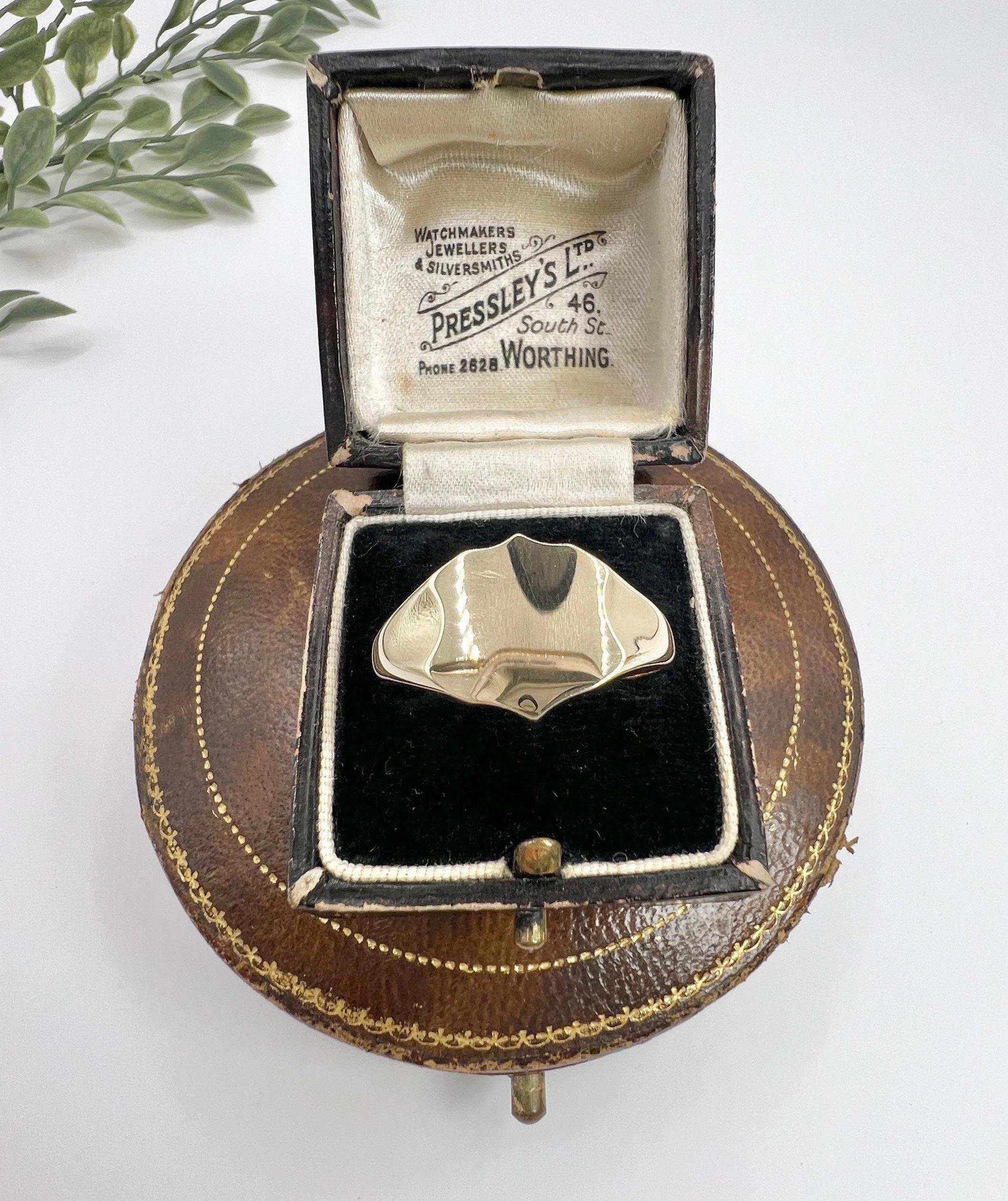 Vintage 9ct Yellow Gold, Shield Shaped Signet Ring, Hallmarked London 1963 For Sale 2