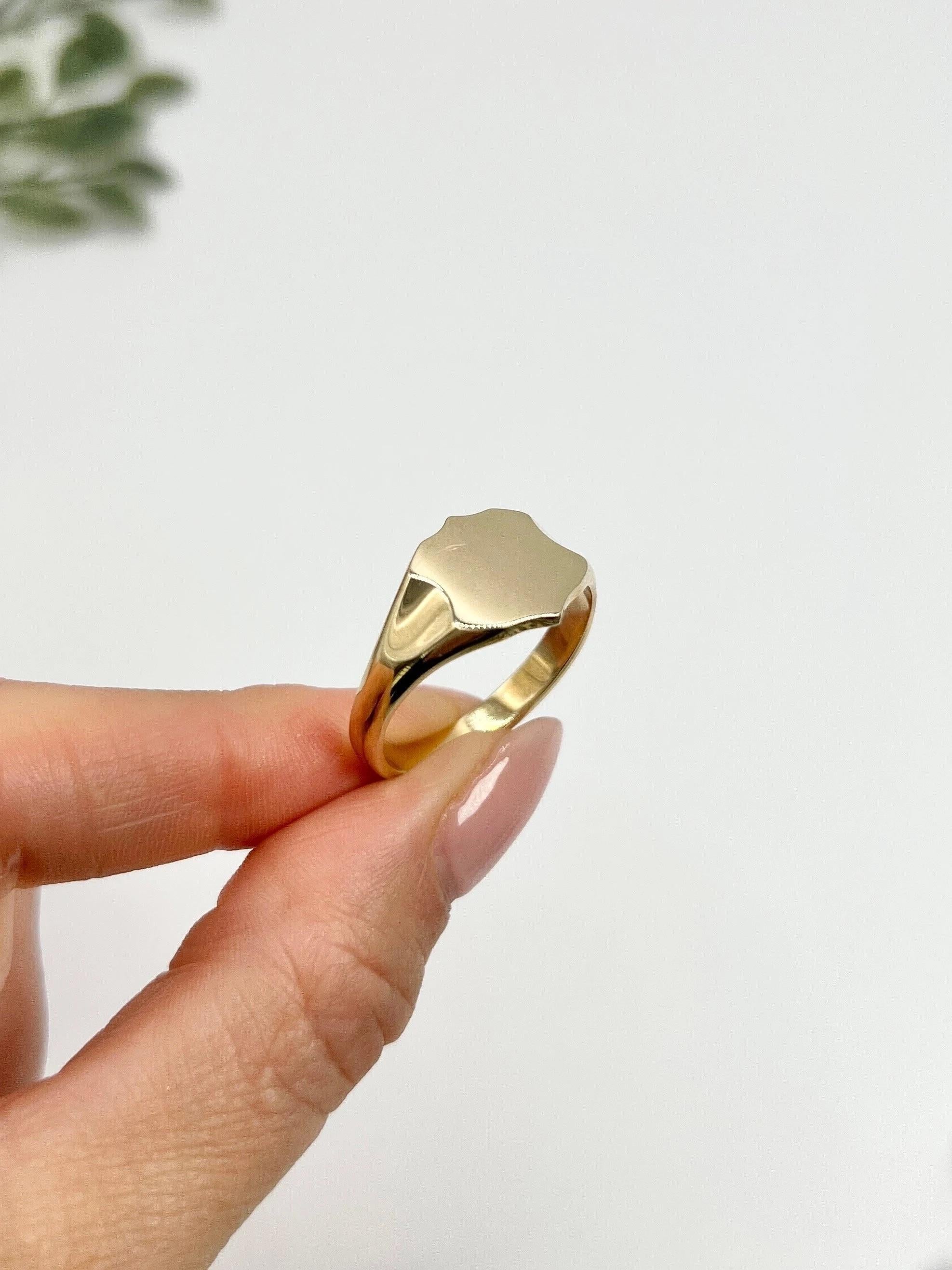 Vintage 9ct Yellow Gold, Shield Shaped Signet Ring, Hallmarked London 1963 For Sale 3