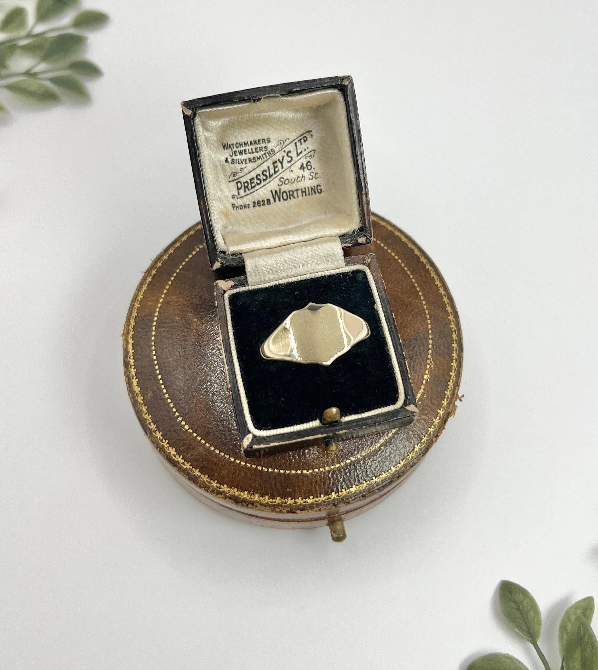 Vintage 9ct Yellow Gold, Shield Shaped Signet Ring, Hallmarked London 1963 For Sale 4