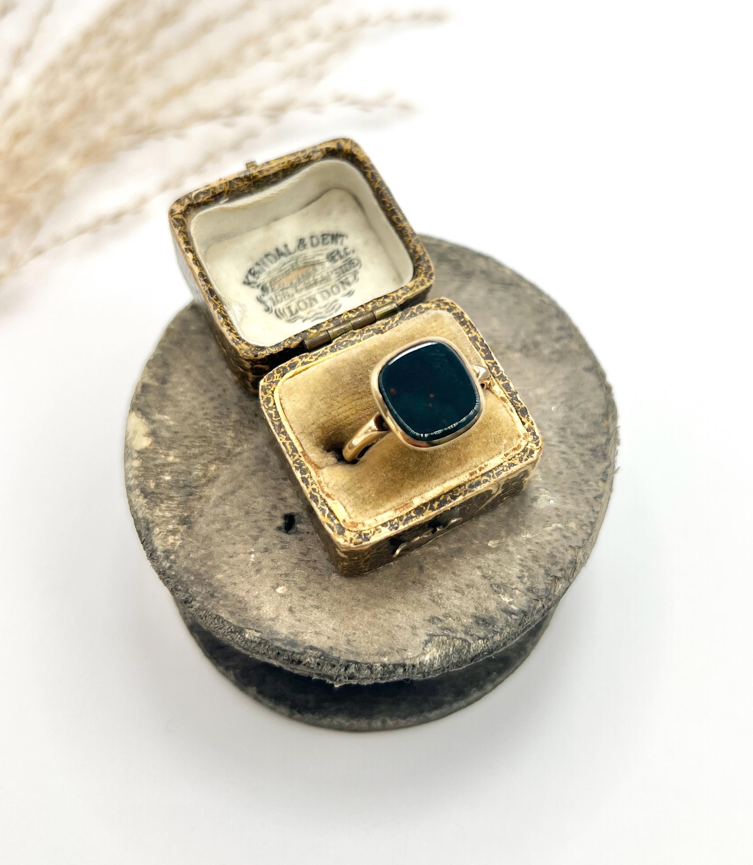 Vintage 9ct Yellow Gold Square Shaped Bloodstone Signet Ring, Hallmarked Chester For Sale 6