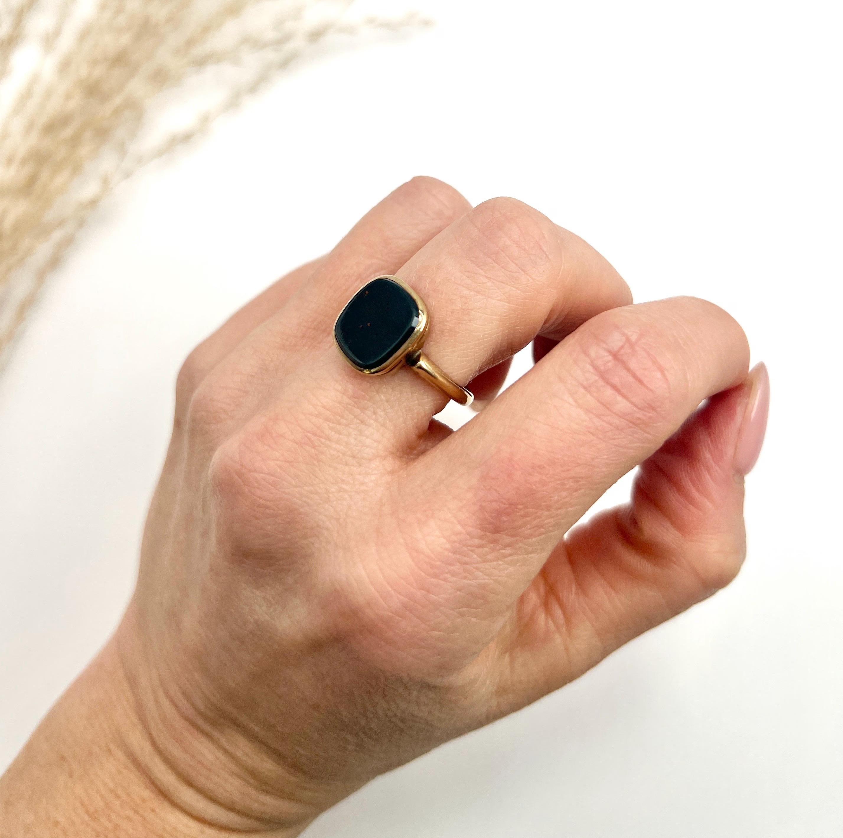 Vintage 9ct Yellow Gold Square Shaped Bloodstone Signet Ring, Hallmarked Chester In Good Condition For Sale In Brighton, GB
