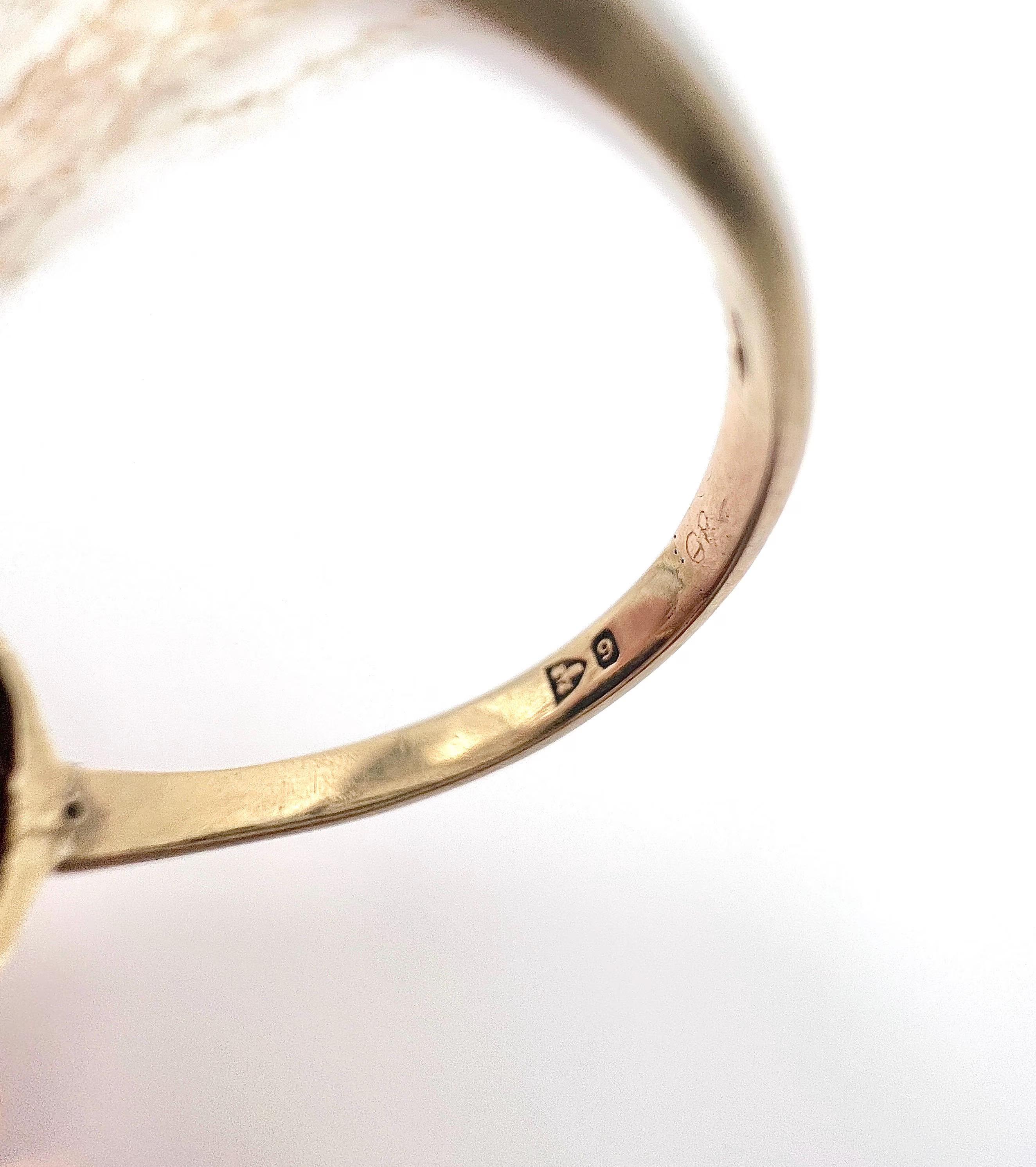 Women's or Men's Vintage 9ct Yellow Gold Square Shaped Bloodstone Signet Ring, Hallmarked Chester For Sale