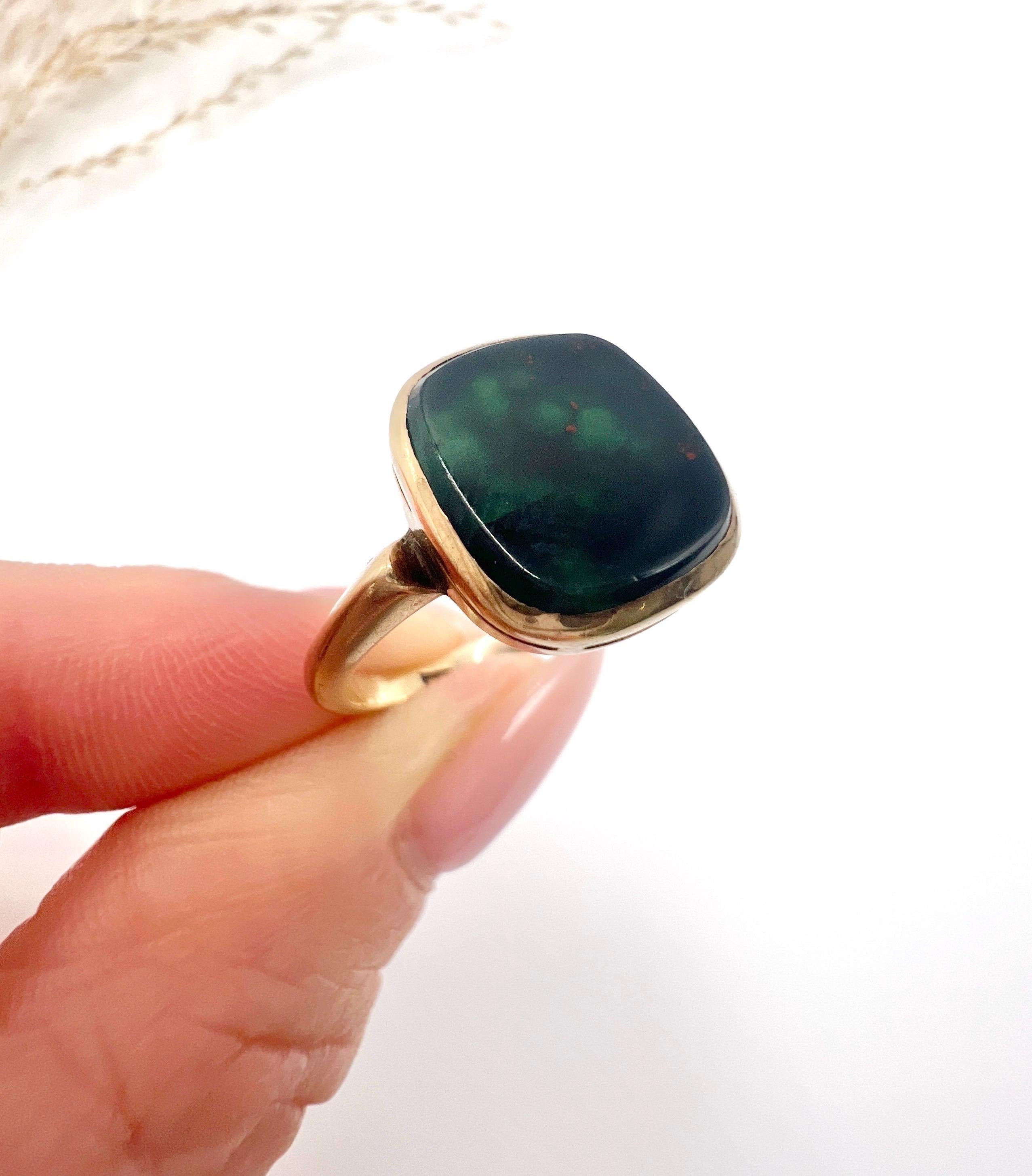 Vintage 9ct Yellow Gold Square Shaped Bloodstone Signet Ring, Hallmarked Chester For Sale 1