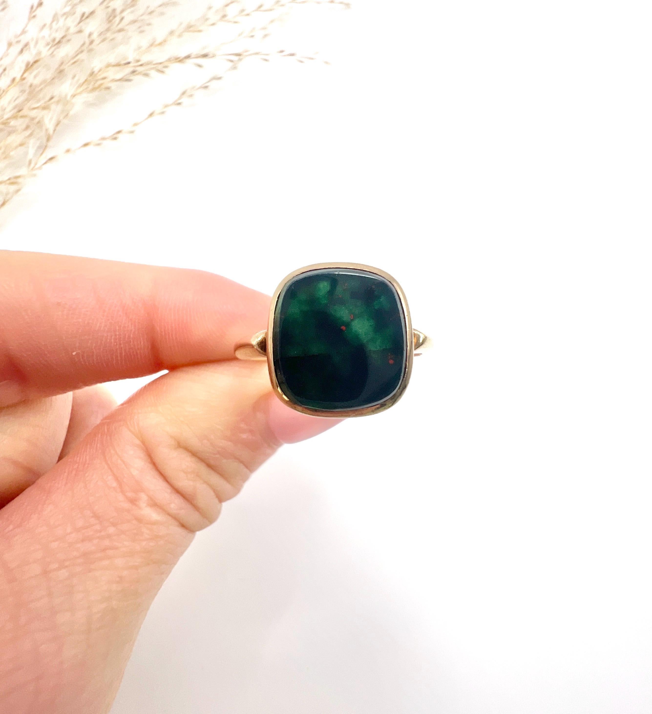 Vintage 9ct Yellow Gold Square Shaped Bloodstone Signet Ring, Hallmarked Chester For Sale 2