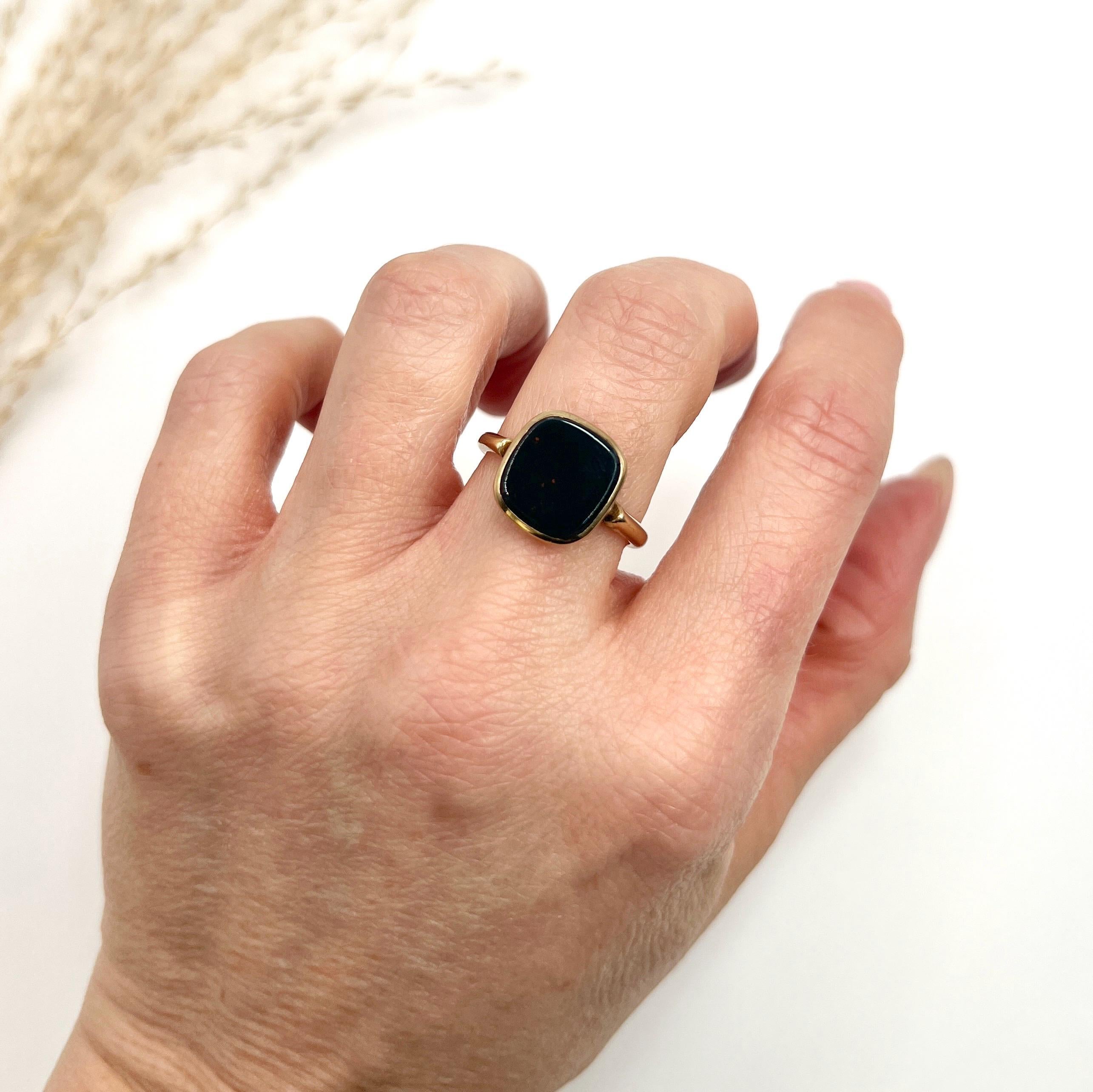 Vintage 9ct Yellow Gold Square Shaped Bloodstone Signet Ring, Hallmarked Chester For Sale 3