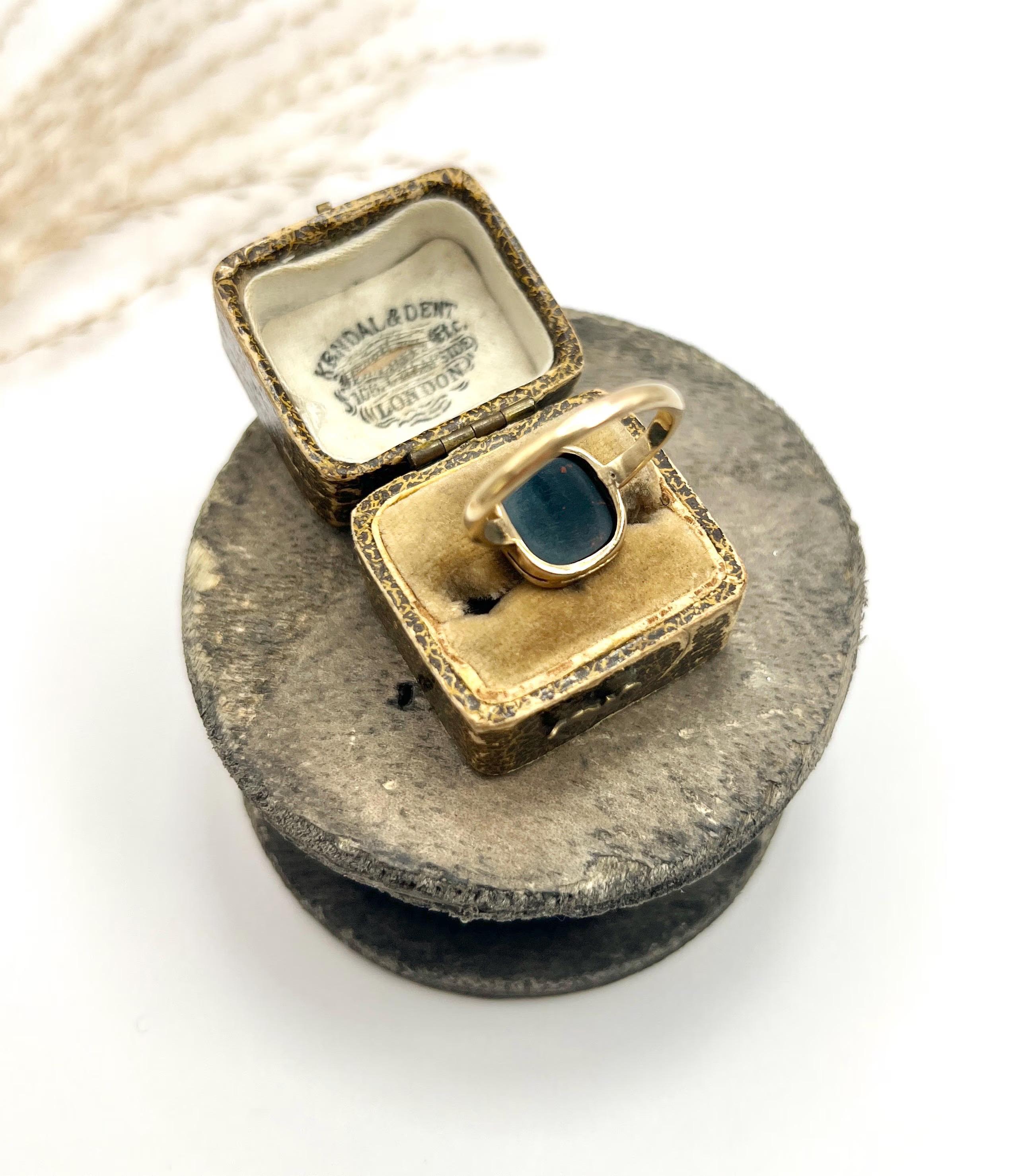 Vintage 9ct Yellow Gold Square Shaped Bloodstone Signet Ring, Hallmarked Chester For Sale 4