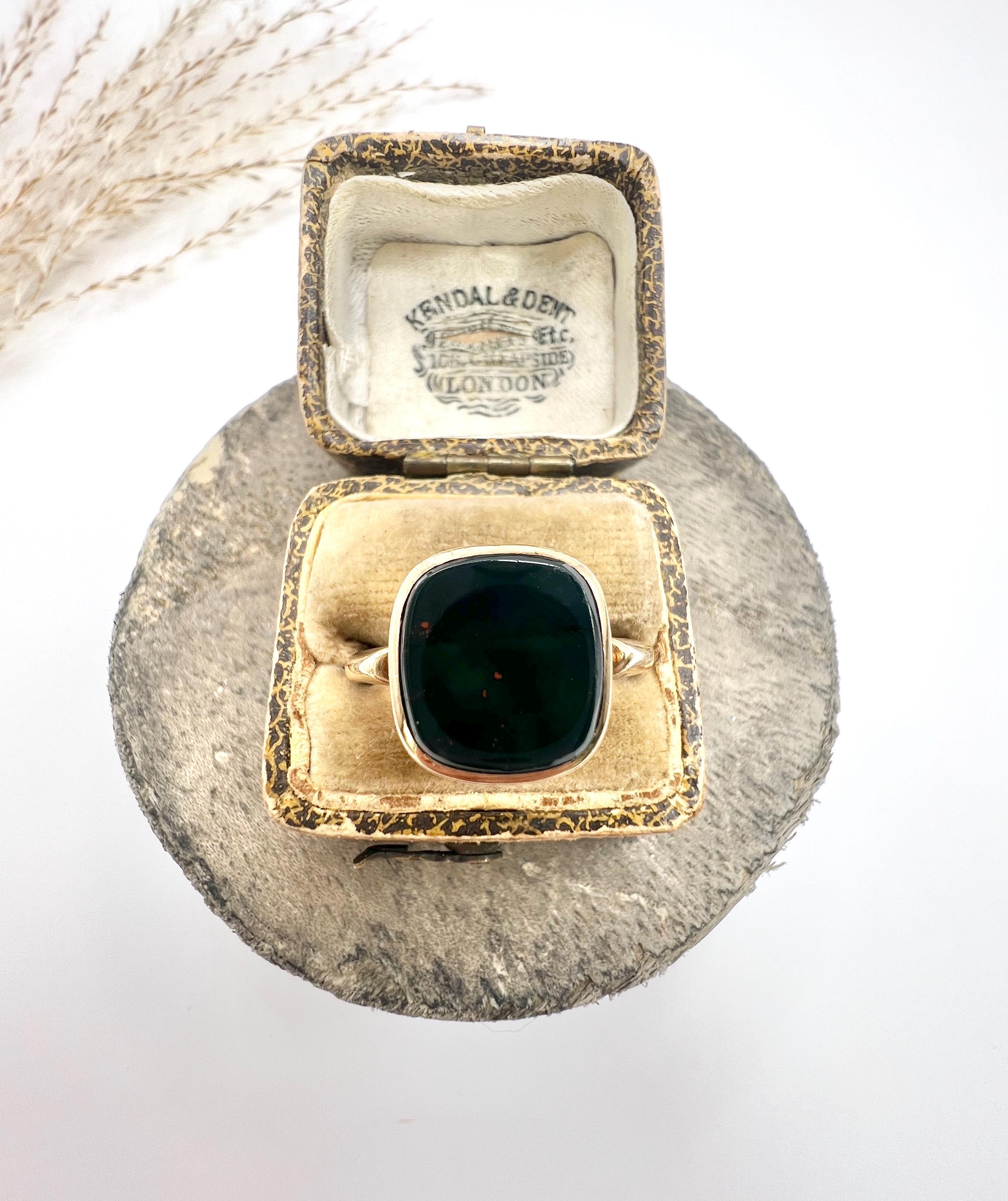 Vintage 9ct Yellow Gold Square Shaped Bloodstone Signet Ring, Hallmarked Chester For Sale 5