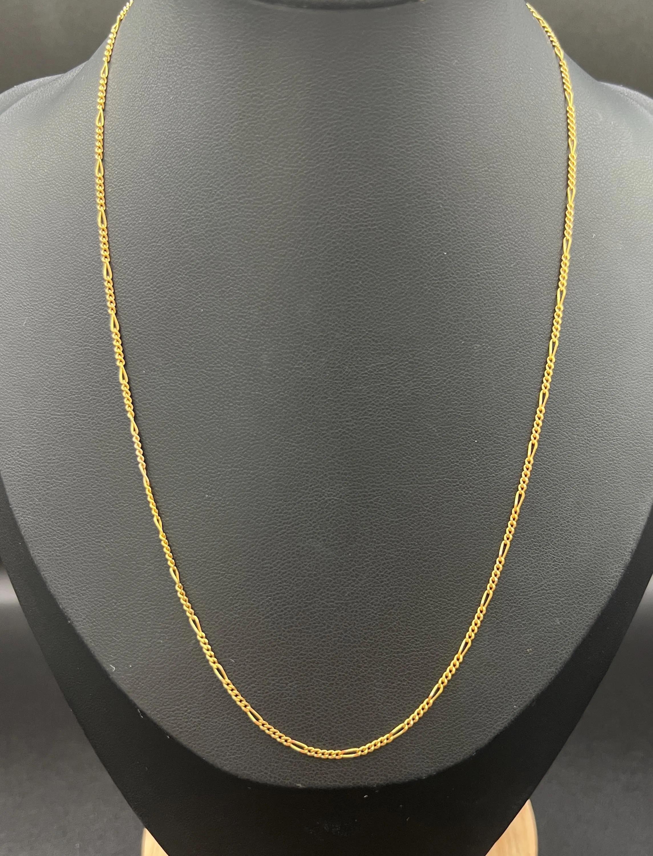 Vintage 9ct Yellow Gold Stamped, 1980s 16 1/4 Inch Figaro Link Chain Necklace Bon état - En vente à Brighton, GB