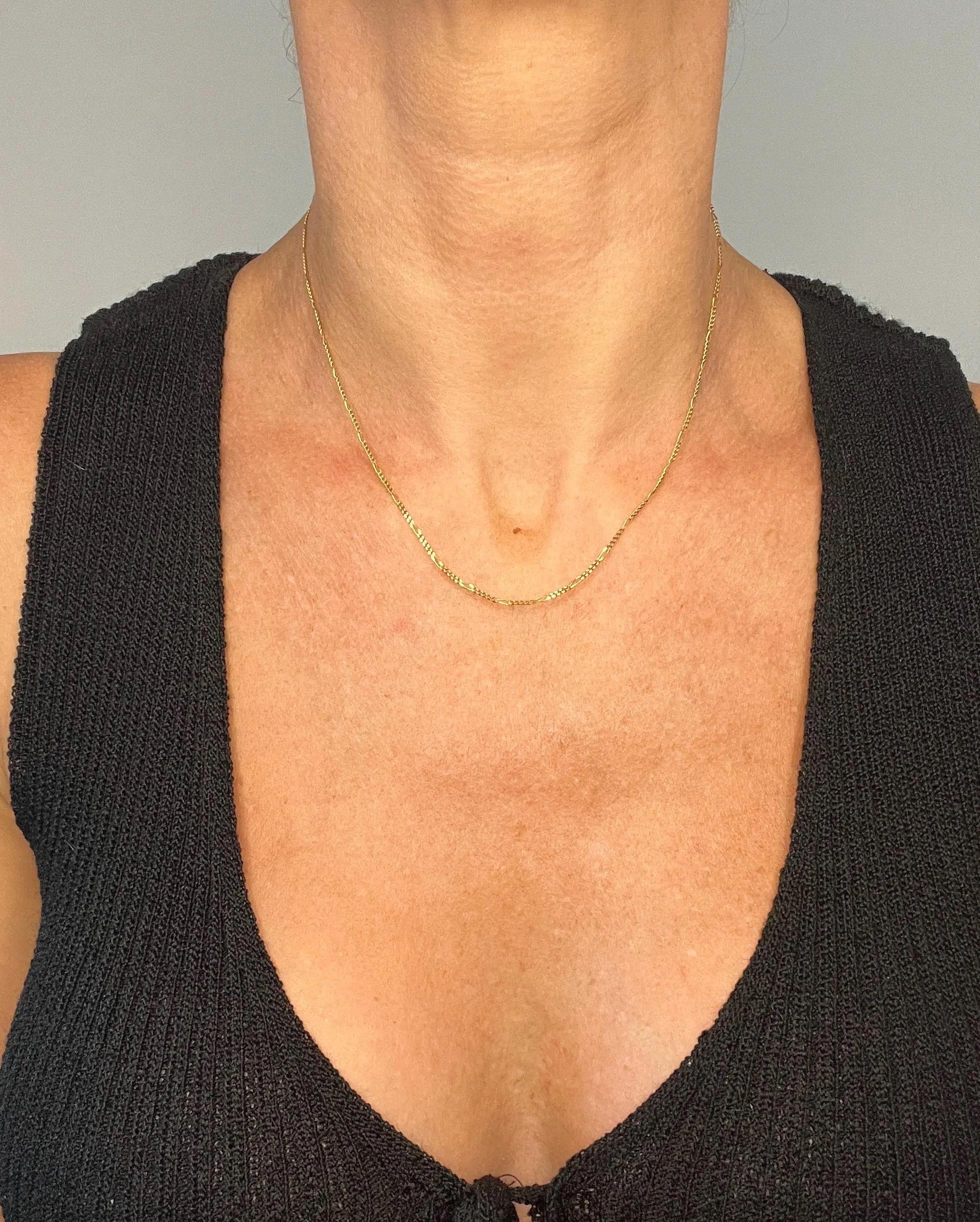 Vintage 9ct Yellow Gold Stamped, 1980s 16 1/4 Inch Figaro Link Chain Necklace en vente 2