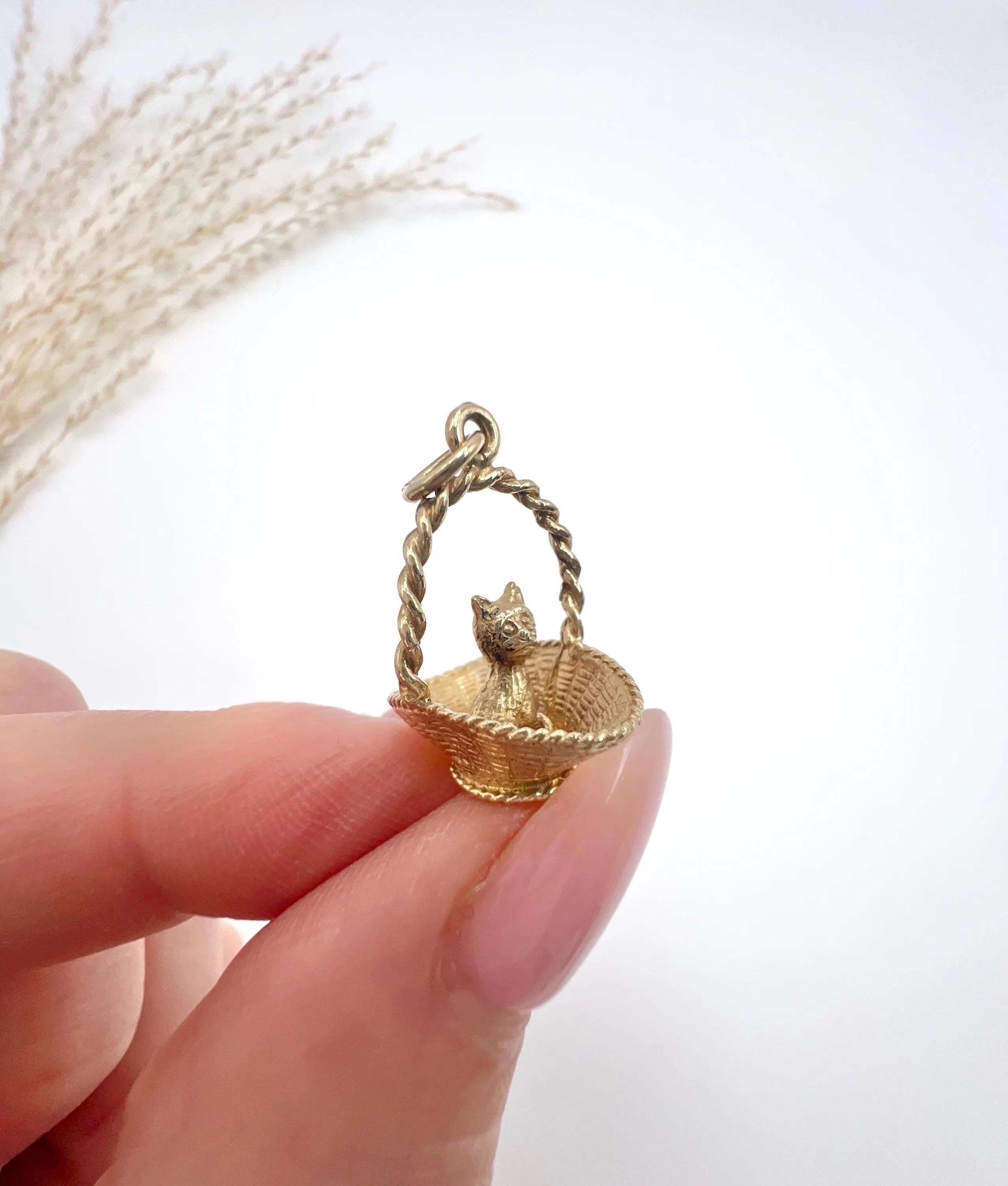 Vintage 9ct Yellow Gold Stamped, 1980s Cat in a Basket Charm, Cat Pendant For Sale 1