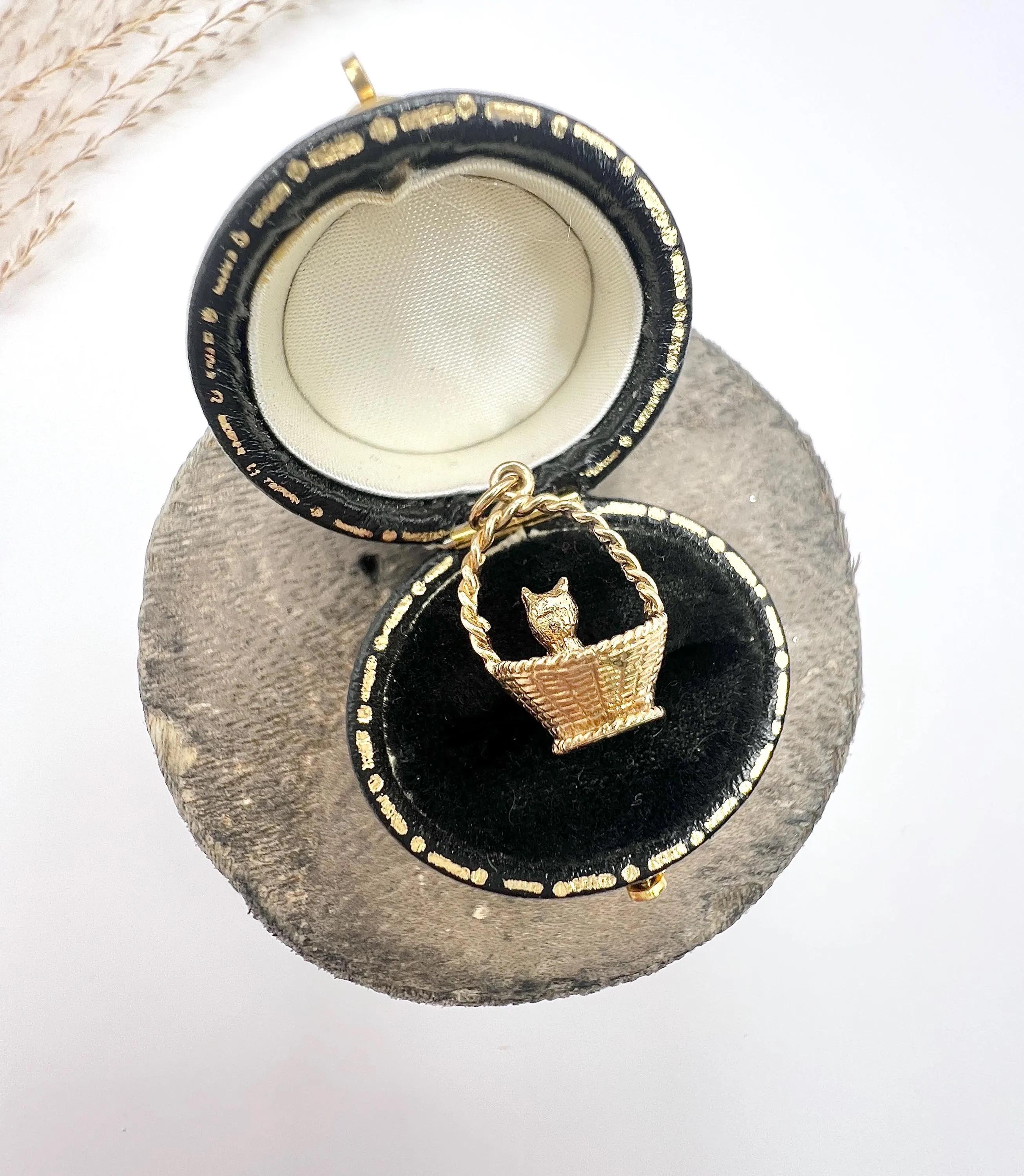 Vintage 9ct Yellow Gold Stamped, 1980s Cat in a Basket Charm, Cat Pendant For Sale 2