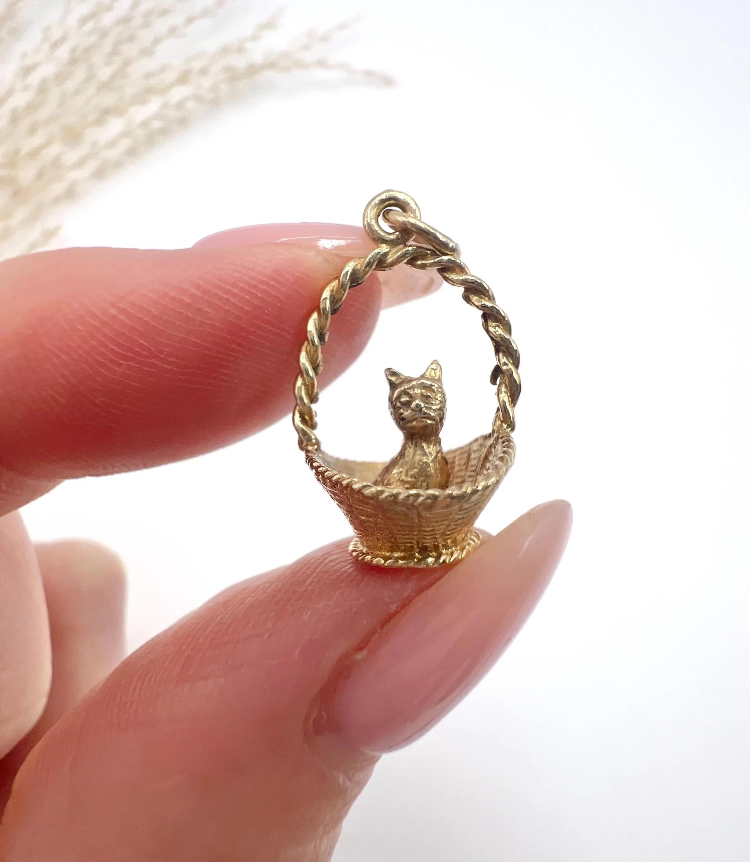 Vintage 9ct Yellow Gold Stamped, 1980s Cat in a Basket Charm, Cat Pendant For Sale 5