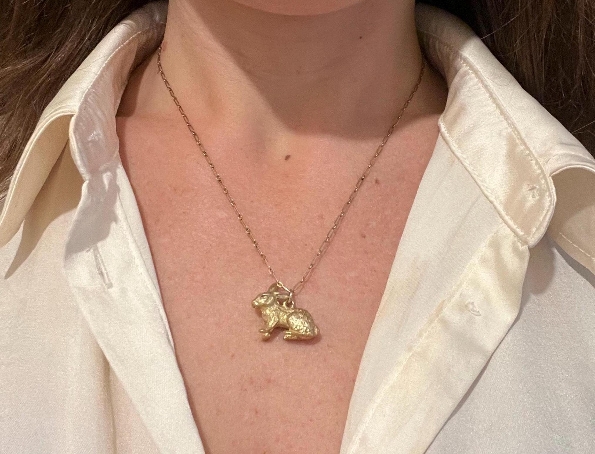 Colgante Conejo Vintage

Oro de 9 ct certificado 

* La cadena se vende por separado. 

Un sustancioso colgante de conejo de oro macizo elaborado en cálido oro de 9 ct. La forma es audaz y pesada, con contornos suaves y una postura agachada y