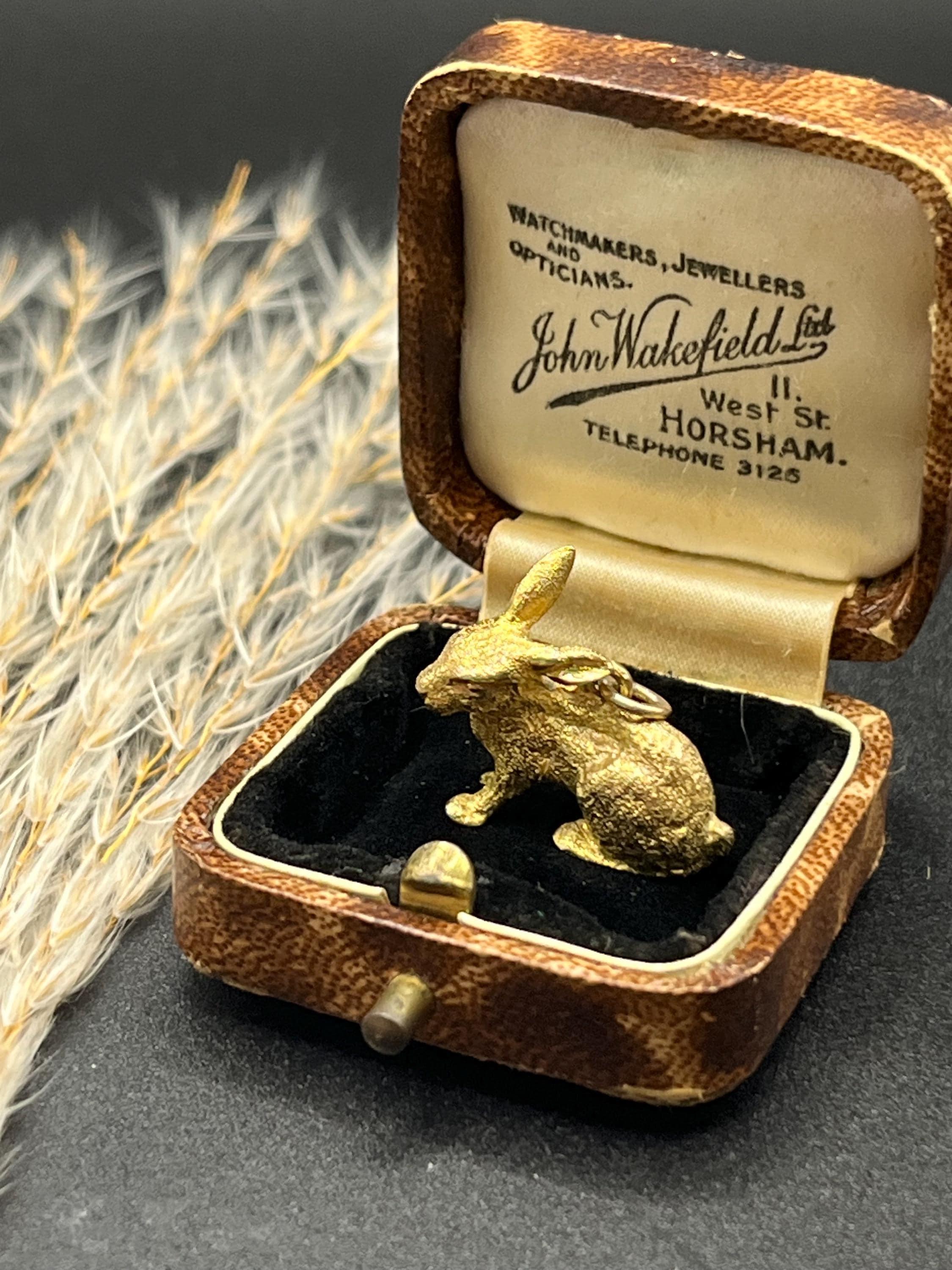 Colgante / Dije Conejo Vintage de Oro Amarillo de 9 ct estampado, años 80 en Bueno estado para la venta en Brighton, GB