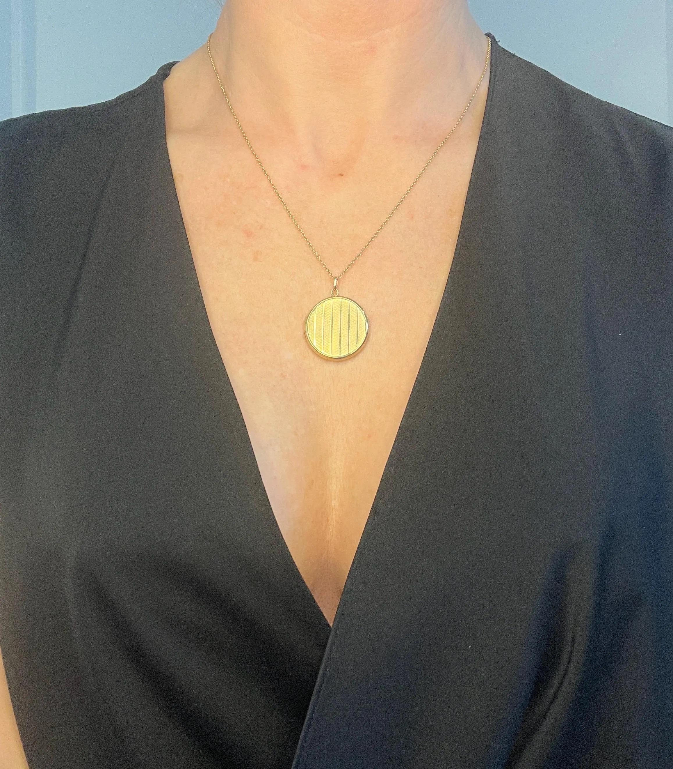 Medaglione d'epoca in oro giallo 9ct, a forma di tondo a righe, con marchio Chester 1940 in vendita 7