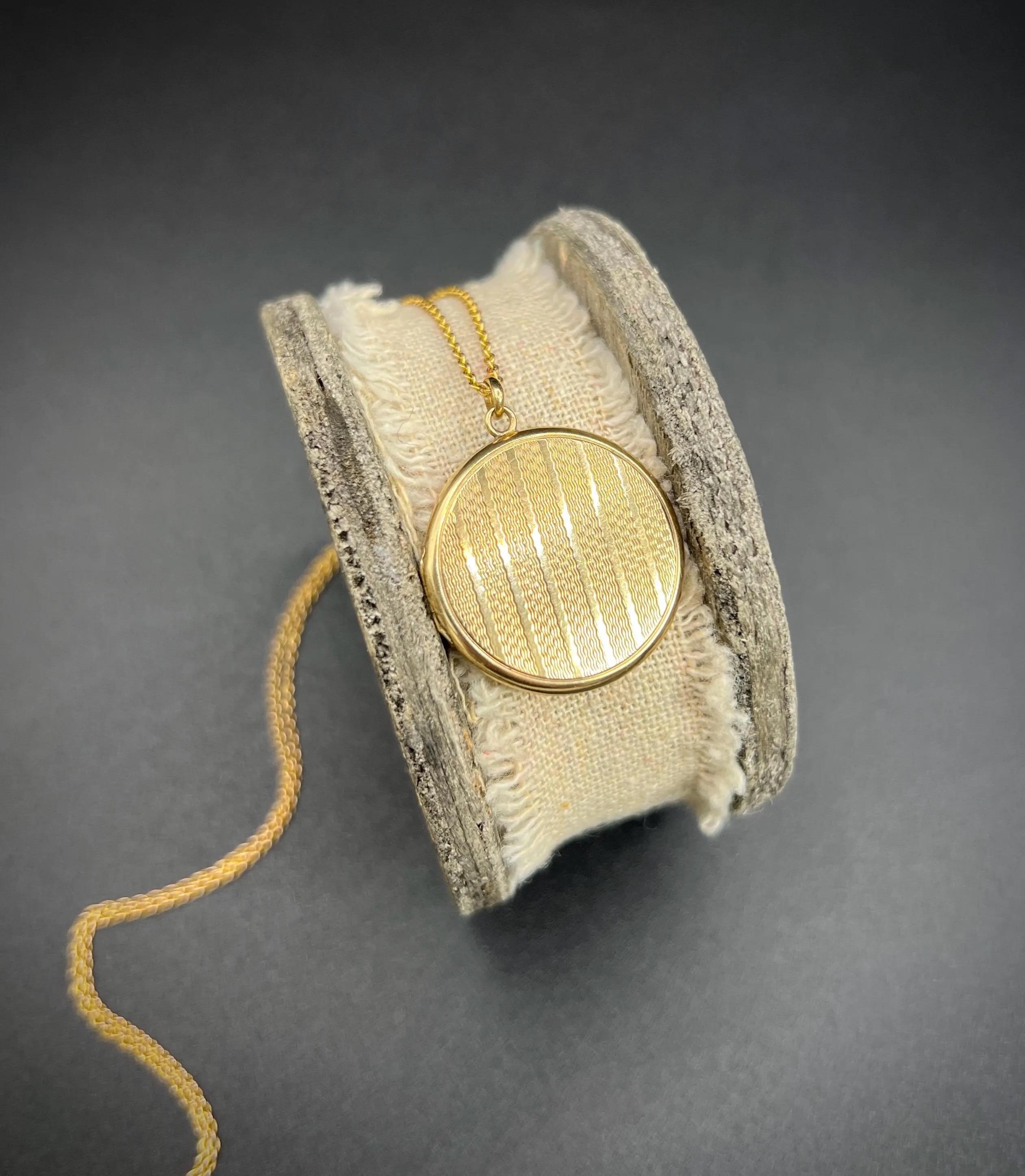 Medaglione rotondo Vintage By 

Oro giallo 9ct 

Marchio Chester 1940

* LA CATENA È VENDUTA SEPARATAMENTE

Scopri l'eleganza di questo splendido medaglione anni '40 in oro giallo 9ct, una vera e propria testimonianza di artigianato senza tempo.