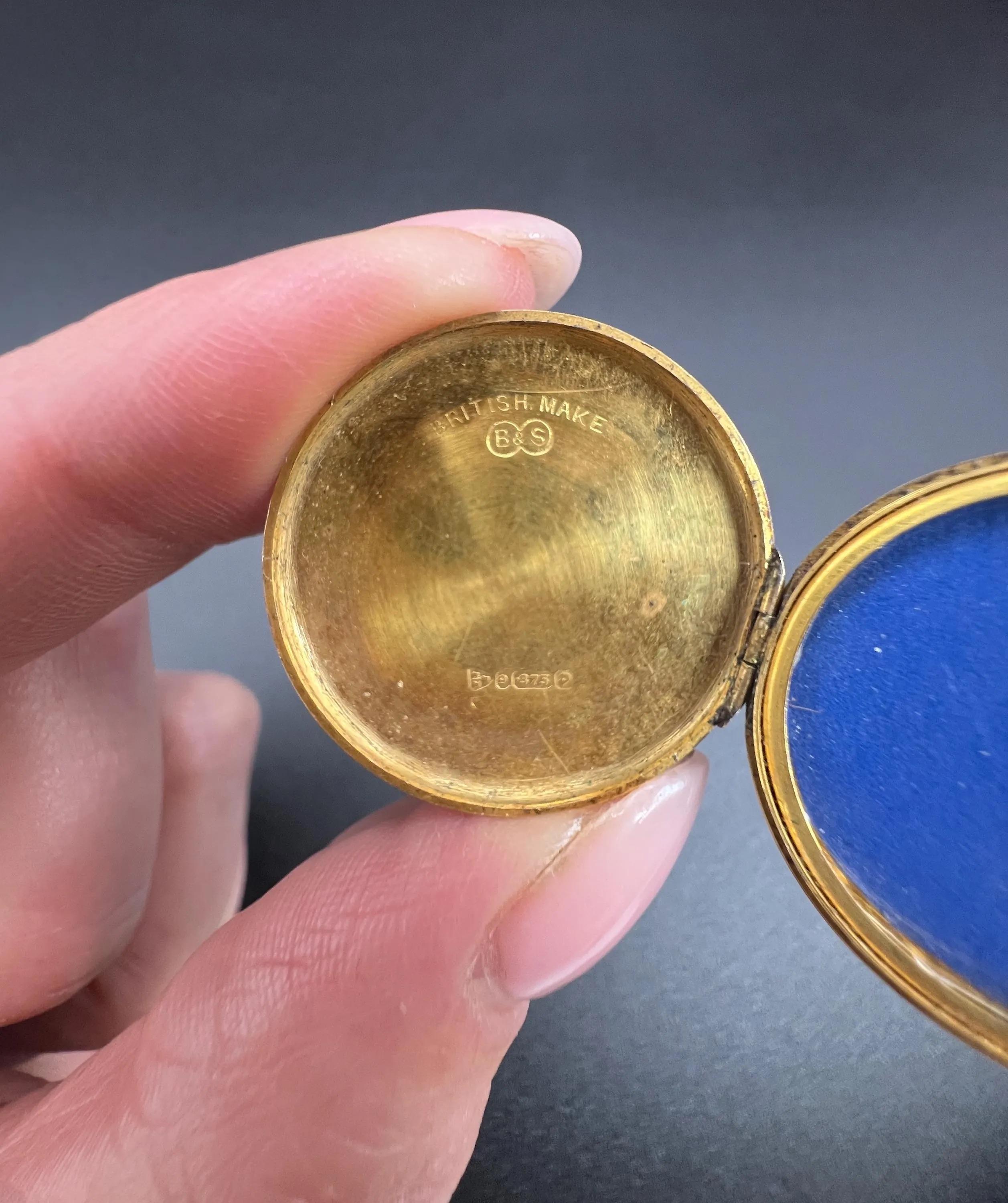 da uomo o donna Medaglione d'epoca in oro giallo 9ct, a forma di tondo a righe, con marchio Chester 1940 in vendita