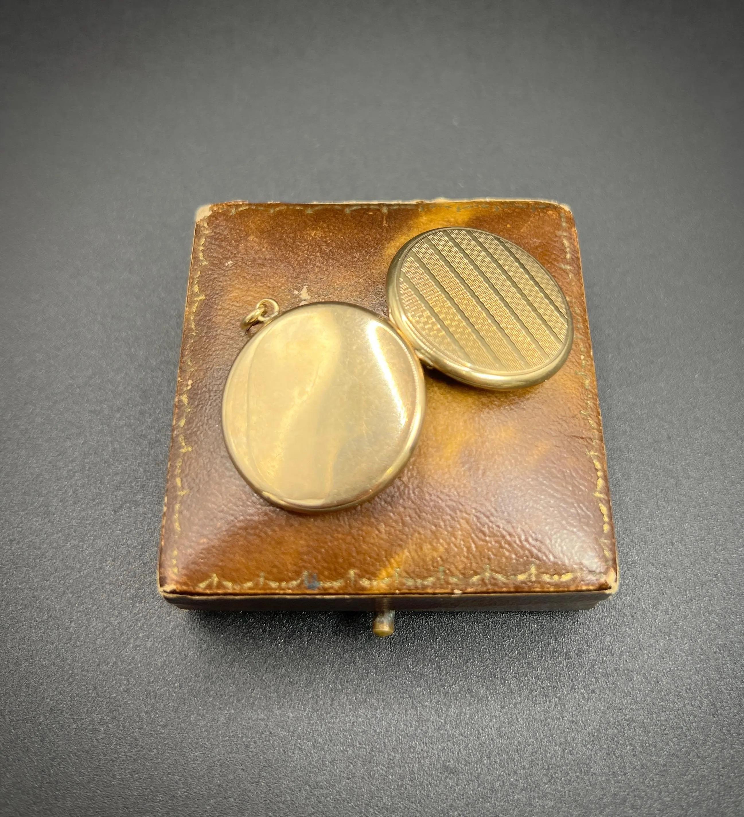 Medaglione d'epoca in oro giallo 9ct, a forma di tondo a righe, con marchio Chester 1940 in vendita 2