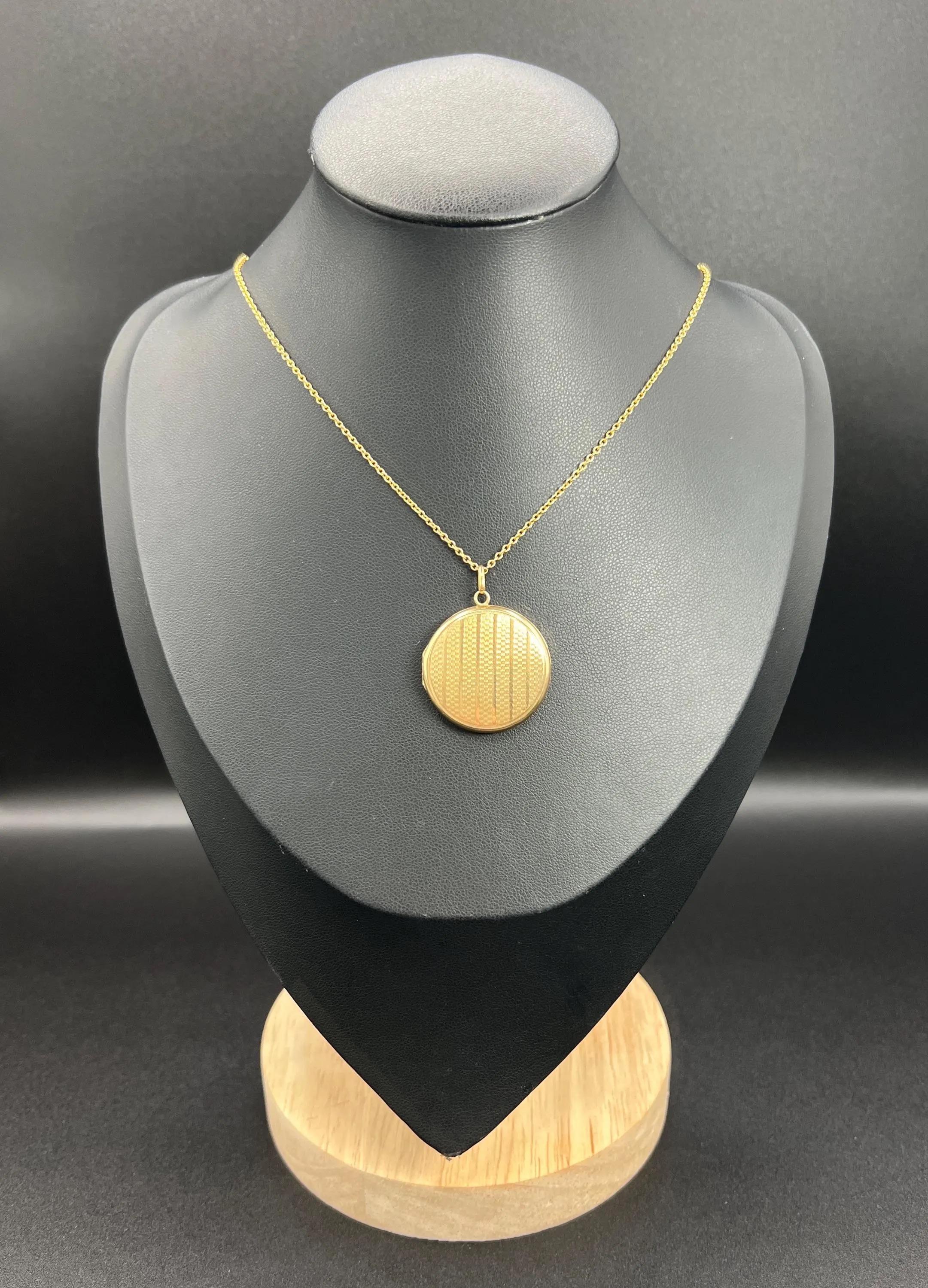 Medaglione d'epoca in oro giallo 9ct, a forma di tondo a righe, con marchio Chester 1940 in vendita 4