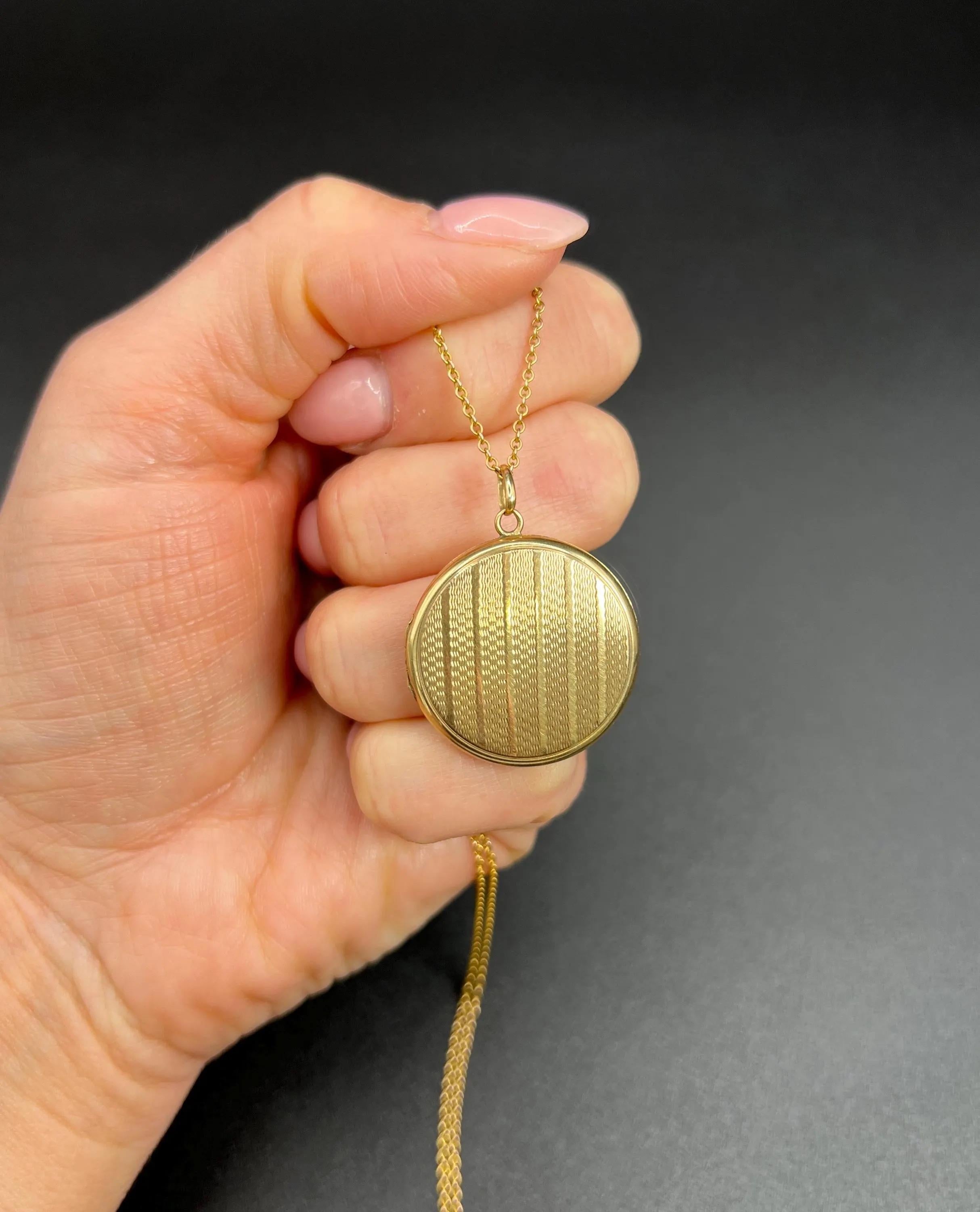 Medaglione d'epoca in oro giallo 9ct, a forma di tondo a righe, con marchio Chester 1940 in vendita 5