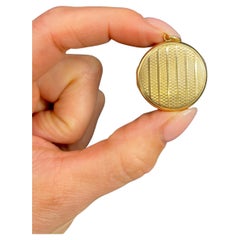 Vintage-Medaillon aus 9 Karat Gelbgold, gestreift in runder Form, gestempelter Chester 1940