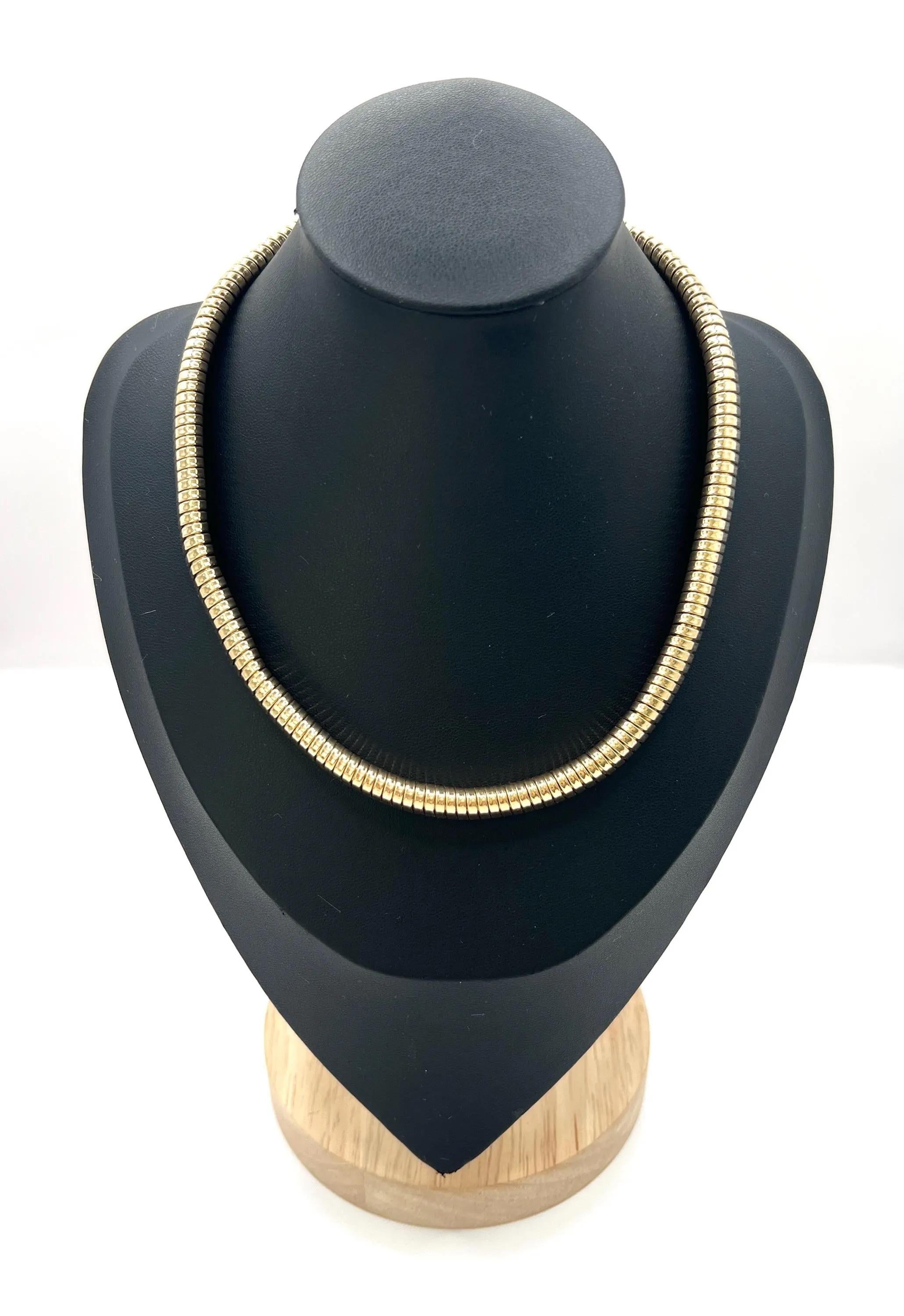 Collana antica di tubogas

Oro giallo 9ct 

Punzonato Londra 1947

Questa splendida collana in oro giallo 9ct è una vera bellezza d'epoca degli anni '40. Il design Tubogas aggiunge un tocco di eleganza e raffinatezza a questo pezzo davvero senza
