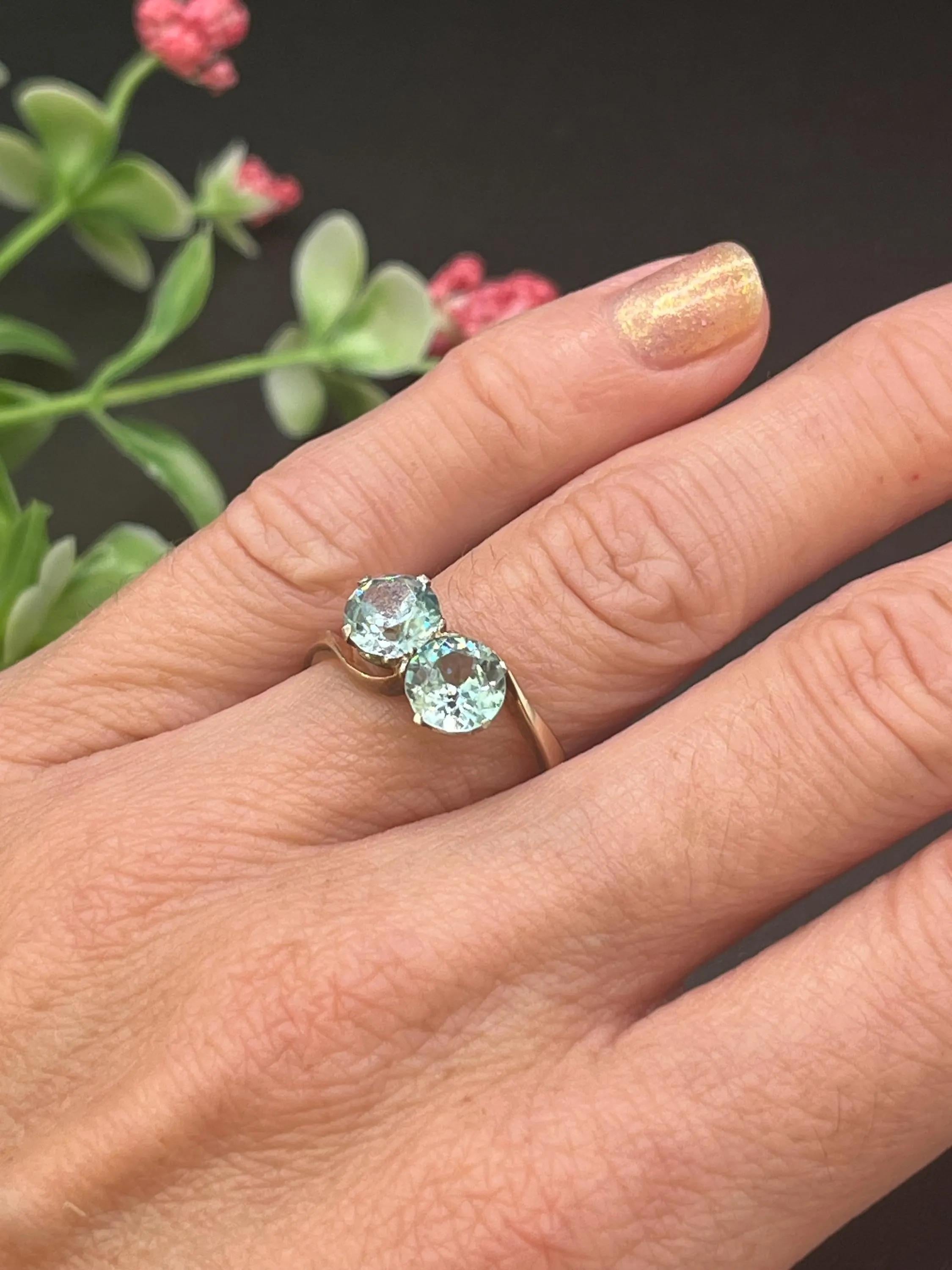 Vintage 9ct Yellow Gold, Two Stone Zircon Crossover Ring In Good Condition For Sale In Brighton, GB