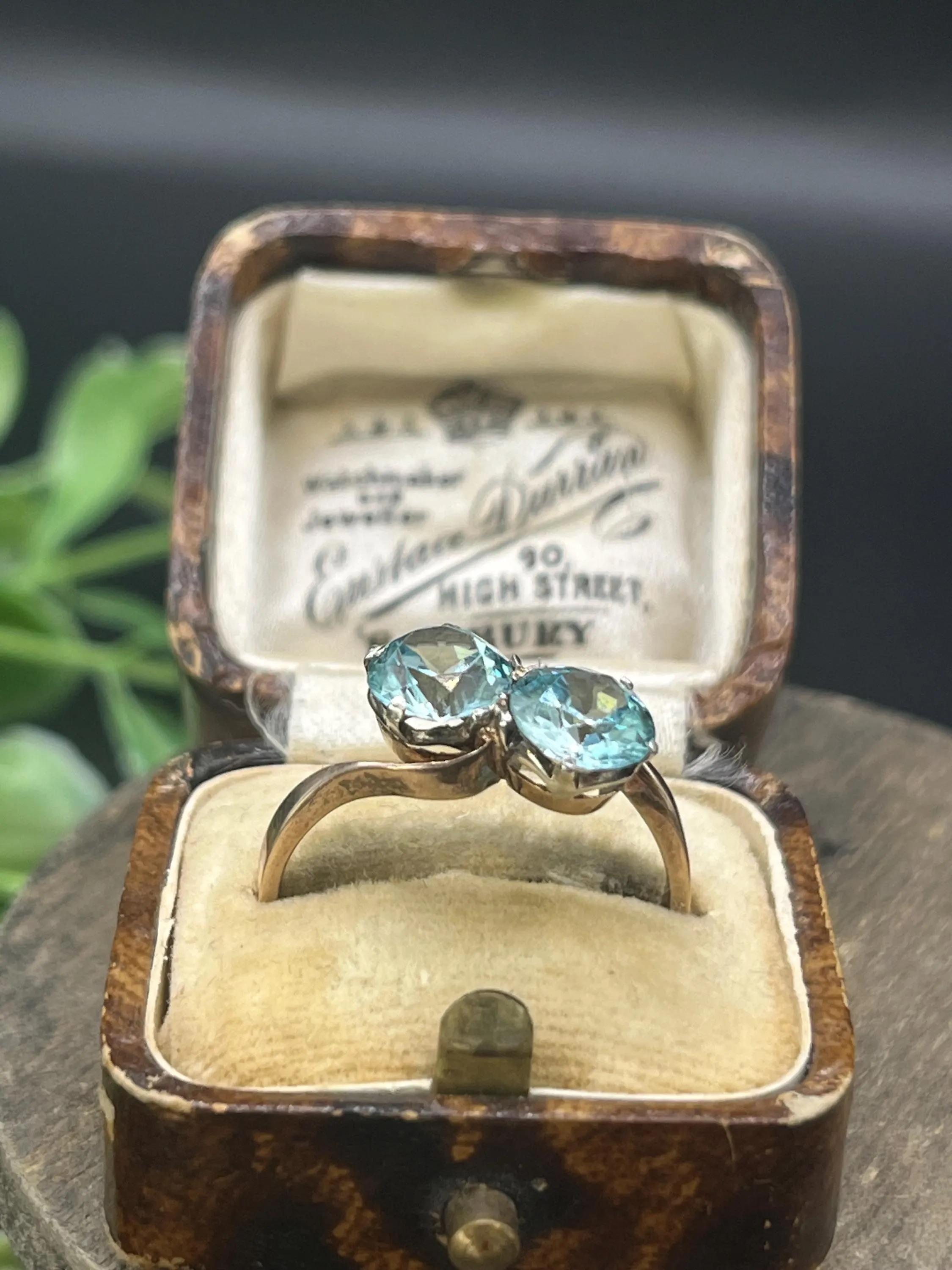 Vintage 9ct Yellow Gold, Two Stone Zircon Crossover Ring For Sale 1