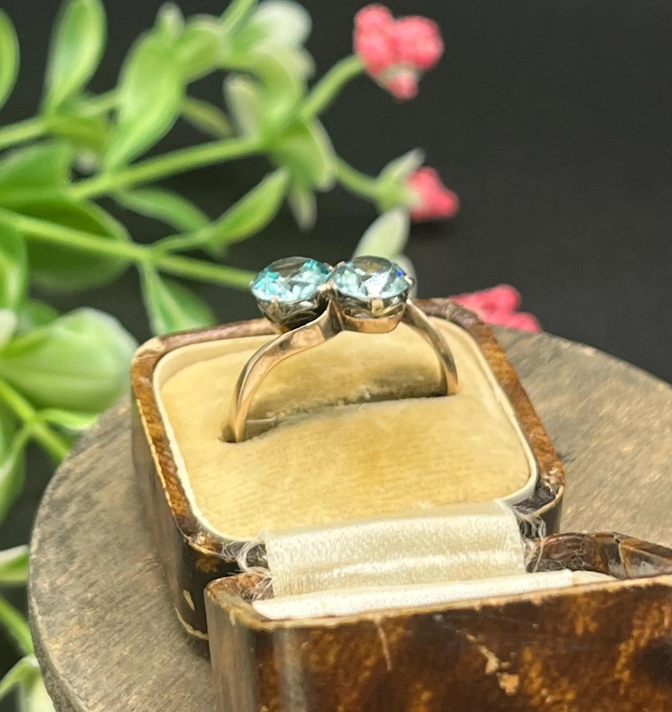 Vintage 9ct Yellow Gold, Two Stone Zircon Crossover Ring For Sale 2