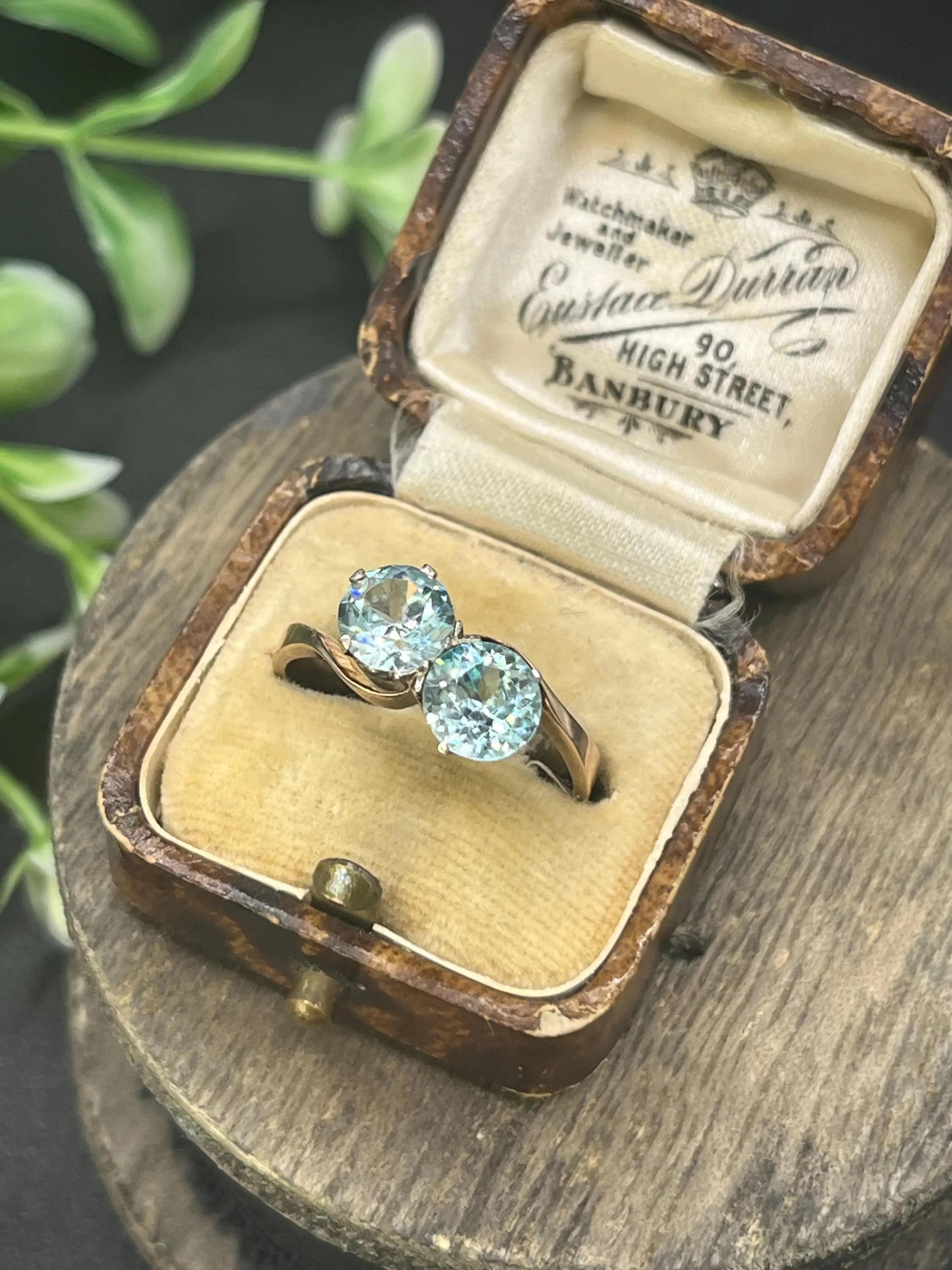 Vintage 9ct Yellow Gold, Two Stone Zircon Crossover Ring For Sale 3