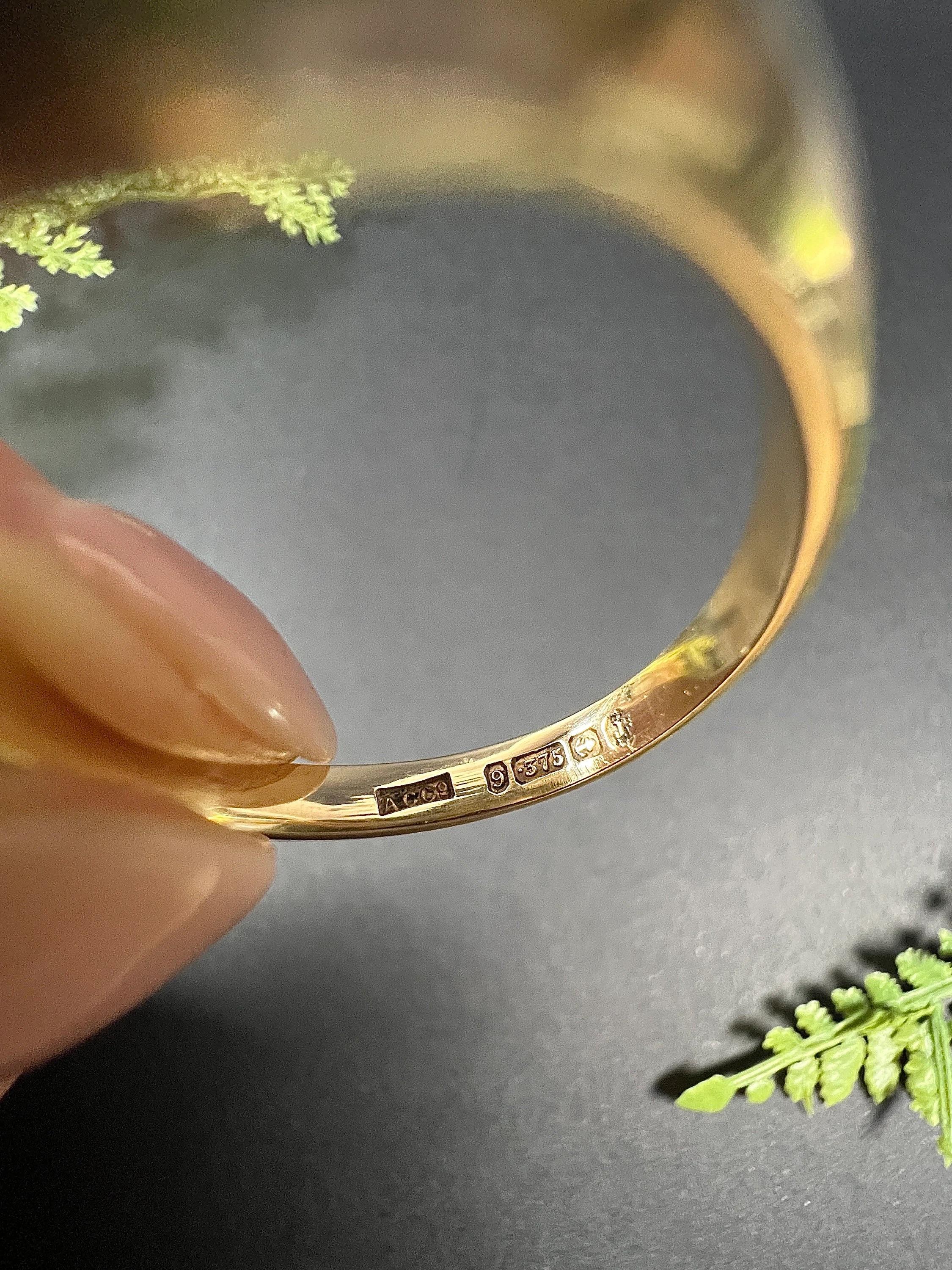 Vintage 9ct Yellow & White Gold, Birmingham Marked 1933, Rectangular Signet Ring In Good Condition For Sale In Brighton, GB