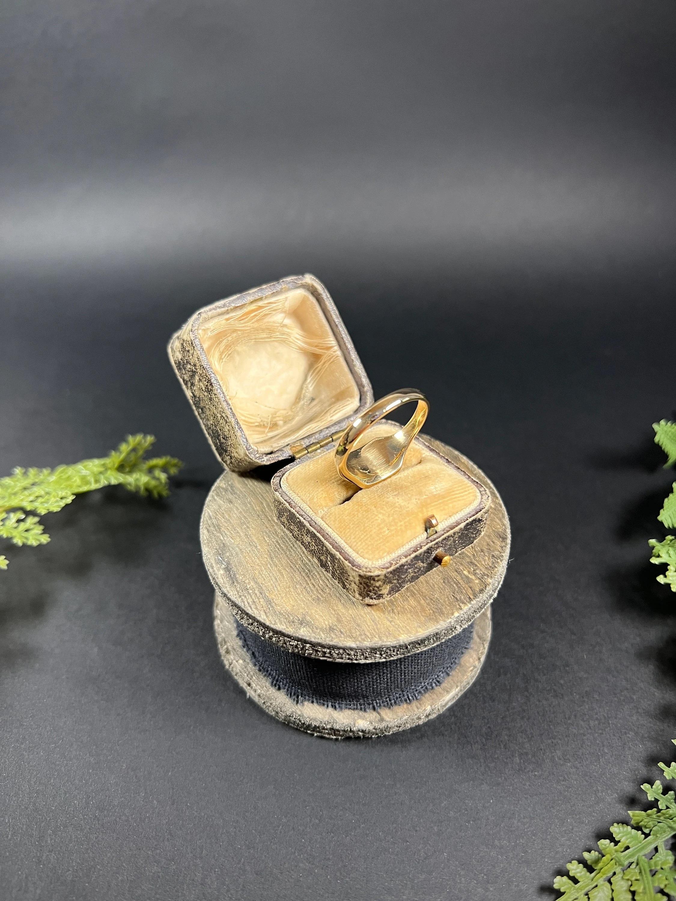 Vintage 9ct Yellow & White Gold, Birmingham Marked 1933, Rectangular Signet Ring For Sale 1