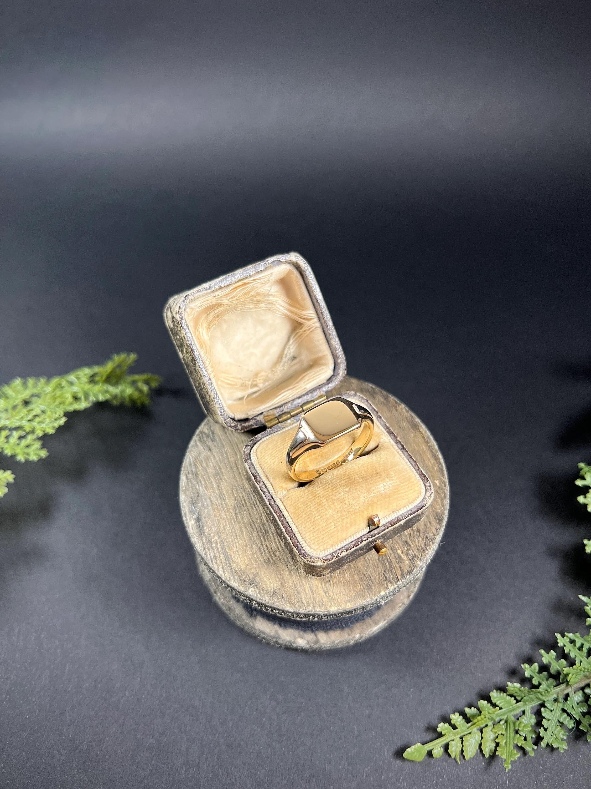 Vintage 9ct Yellow & White Gold, Birmingham Marked 1933, Rectangular Signet Ring For Sale 2